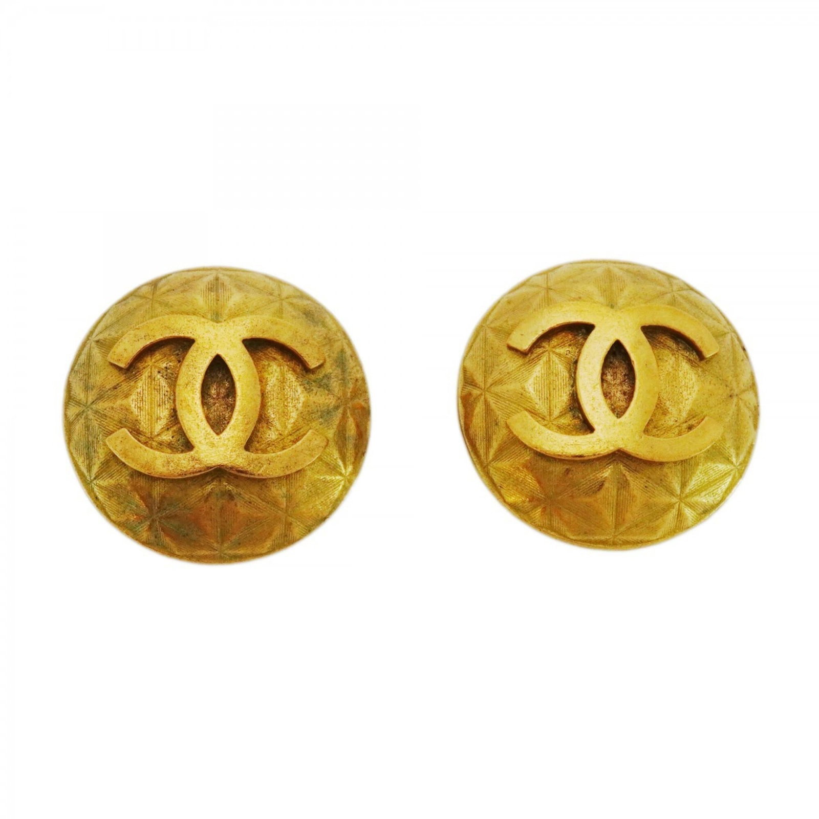 Clip earrings gold plating by Chanel: Clip earrings gold plating by Chanel Clip earrings in gold plating by Chanel, featuring a classic design with a subtle touch of luxury. The item bears traces of usage and minor scratches, but remains