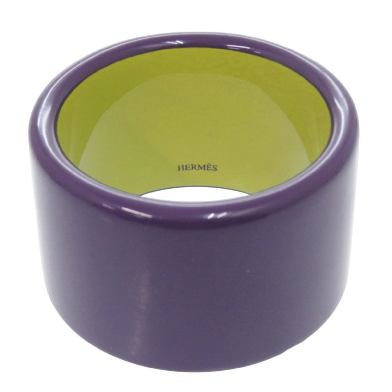 Bangle Hermes Lacquer: Bangle Hermes Lacquer The Hermes Lacquer bangle boasts a striking green and purple lacquer finish, measuring 20cm in length. This used item showcases subtle traces of usage, including scratches and di