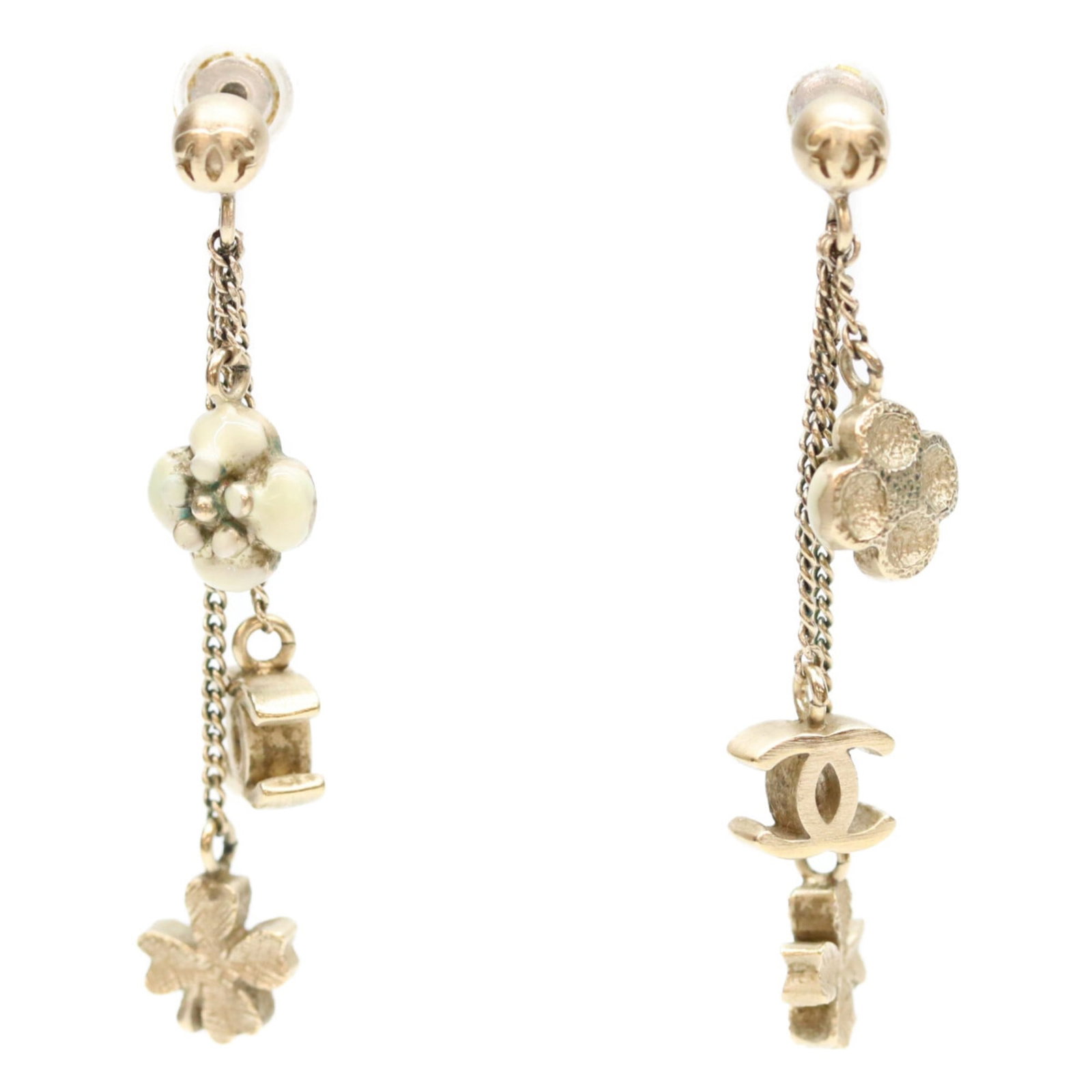 Earrings metal chain Chanel: Earrings metal chain Chanel Gold Chanel metal chain earrings with a classic design, bearing traces of usage and minor scratches. Measuring 44mm x 9mm, these earrings showcase the iconic Chanel style i