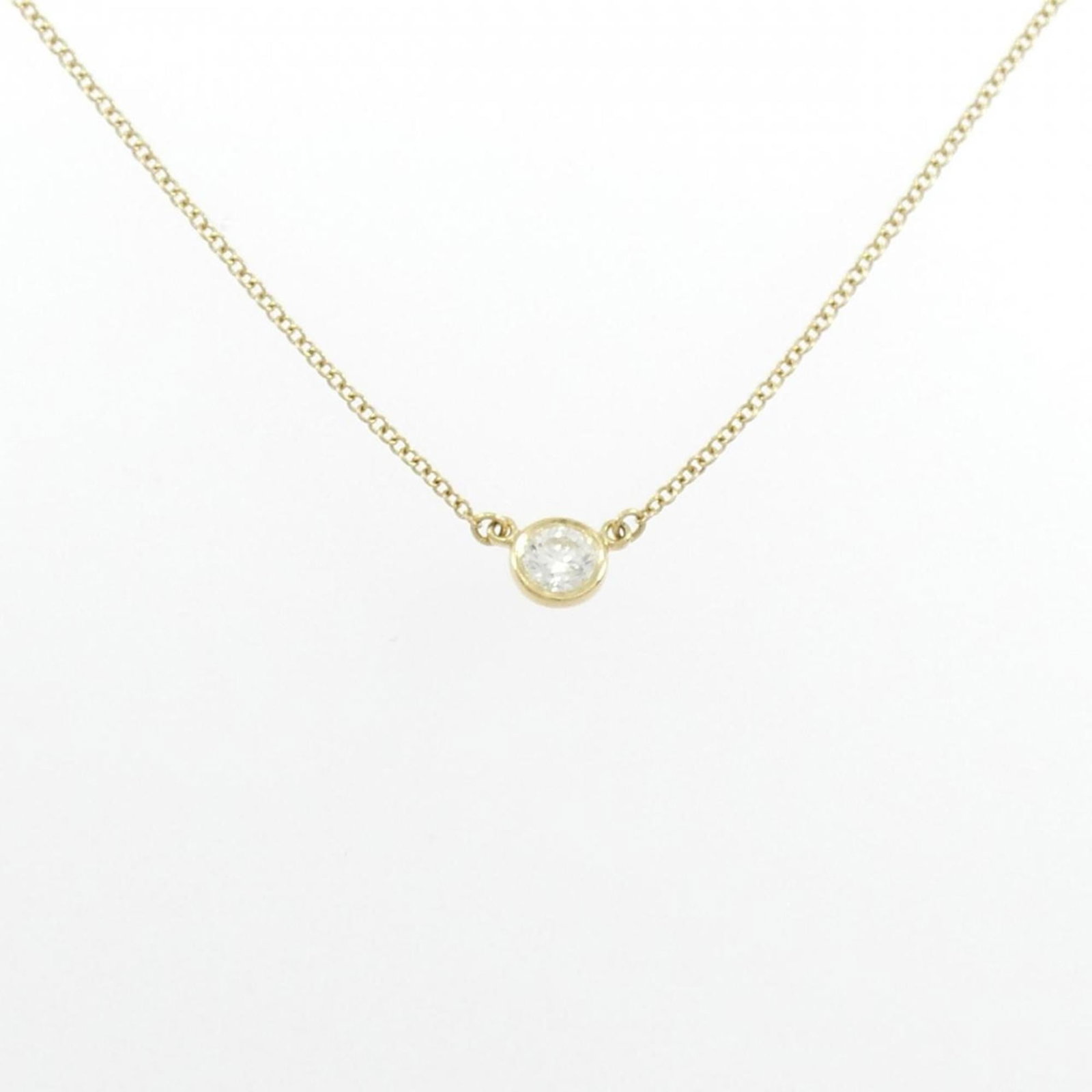 Tiffany by yard necklace: Tiffany by yard necklace Yellow gold (18K) Tiffany necklace with a diamond pendant, available in a 41 cm circumference. The necklace bears a few traces of usage and minor scratches/dirt, but remains i