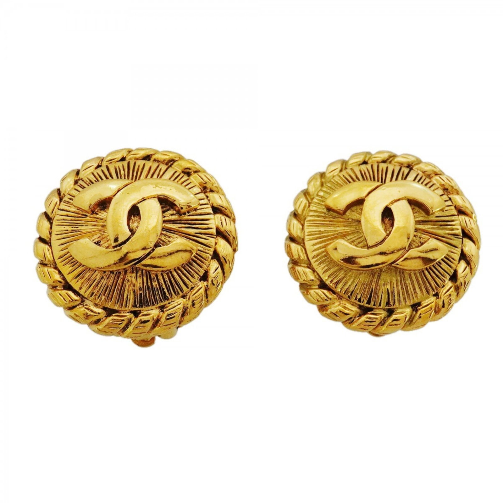 Clip earrings gold plating by Chanel: Clip earrings gold plating by Chanel Clip earrings in gold plating, a timeless accessory from the renowned fashion house Chanel. With their sleek design and subtle shine, these earrings add a touch of