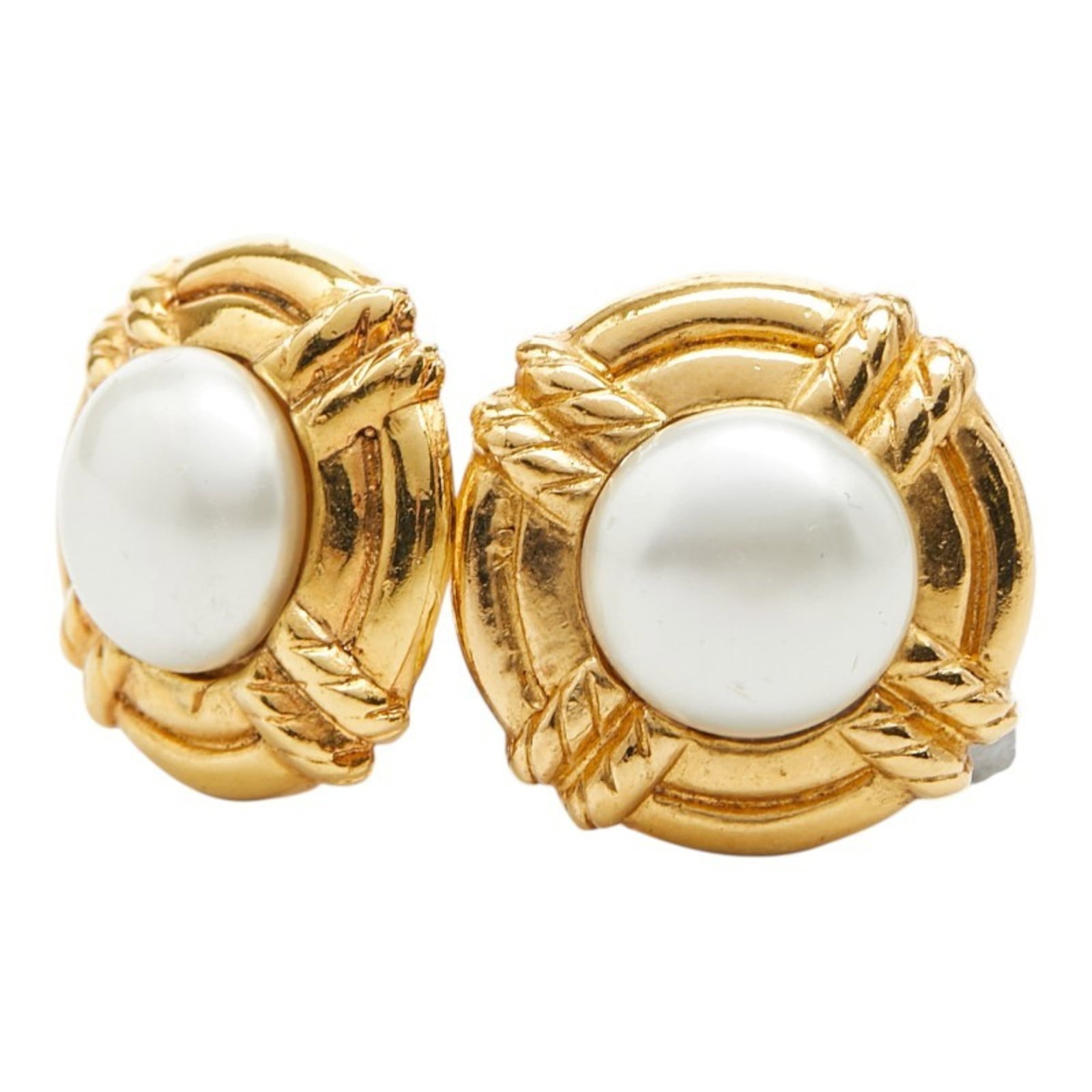 Chanel Clip Earrings: Chanel Clip Earrings Gold clip earrings from the iconic Chanel brand, featuring a timeless design with subtle scratches and signs of wear. Measuring 31.40mm x 31.40mm, these earrings showcase the