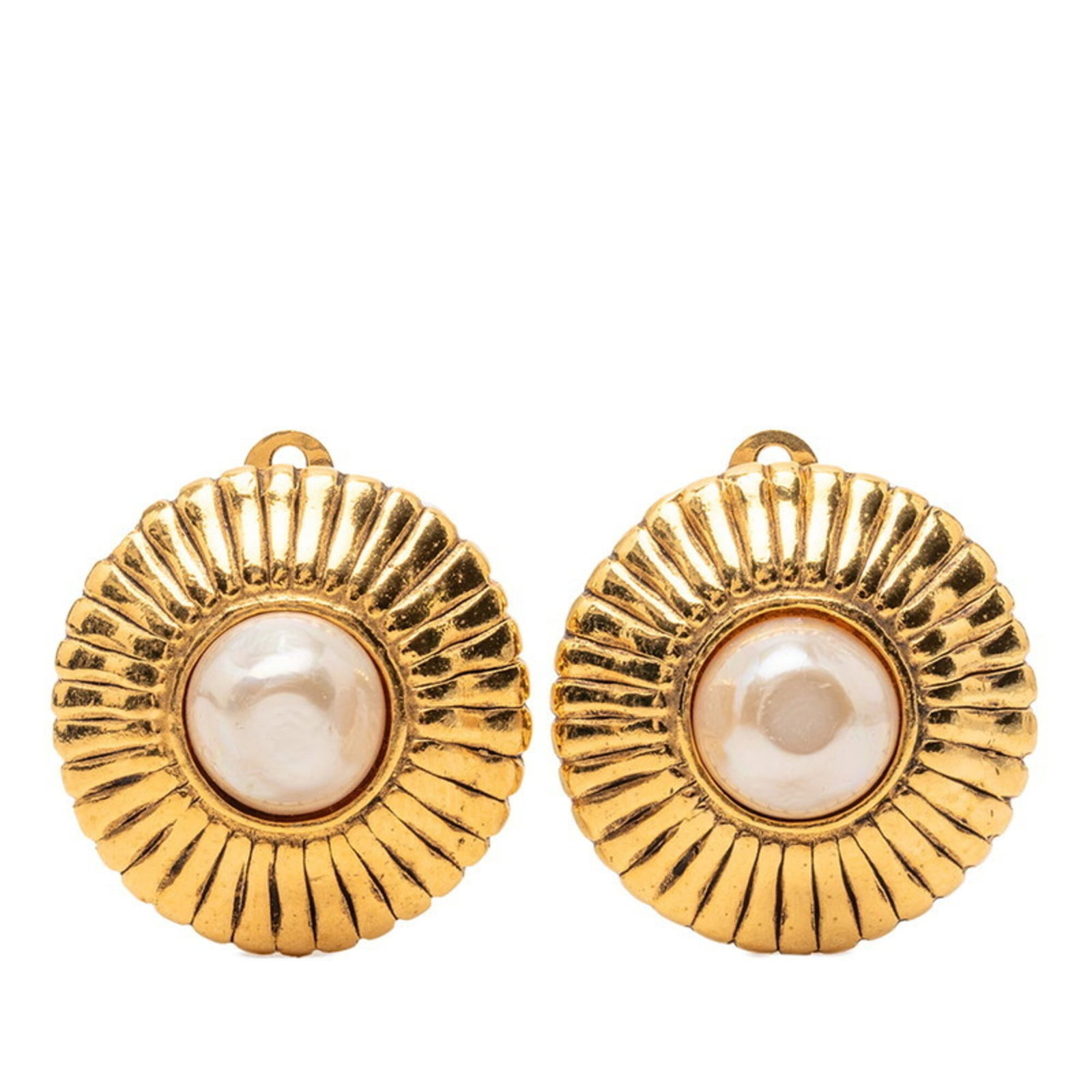 Artificial pearl gold plating clip earrings Chanel: Artificial pearl gold plating clip earrings Chanel Artificial pearl gold plating clip earrings from Chanel, featuring a classic design with subtle signs of use. The gold plating adds a touch of