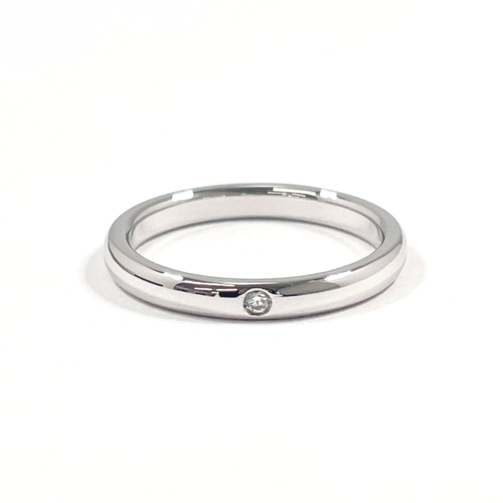 Platinum ring by Tiffany band: Platinum ring by Tiffany band Platinum ring by Tiffany features a silver band with a diamond stone, crafted from high-quality platinum. The ring bears the hallmark of Tiffany's renowned craftsmanship 