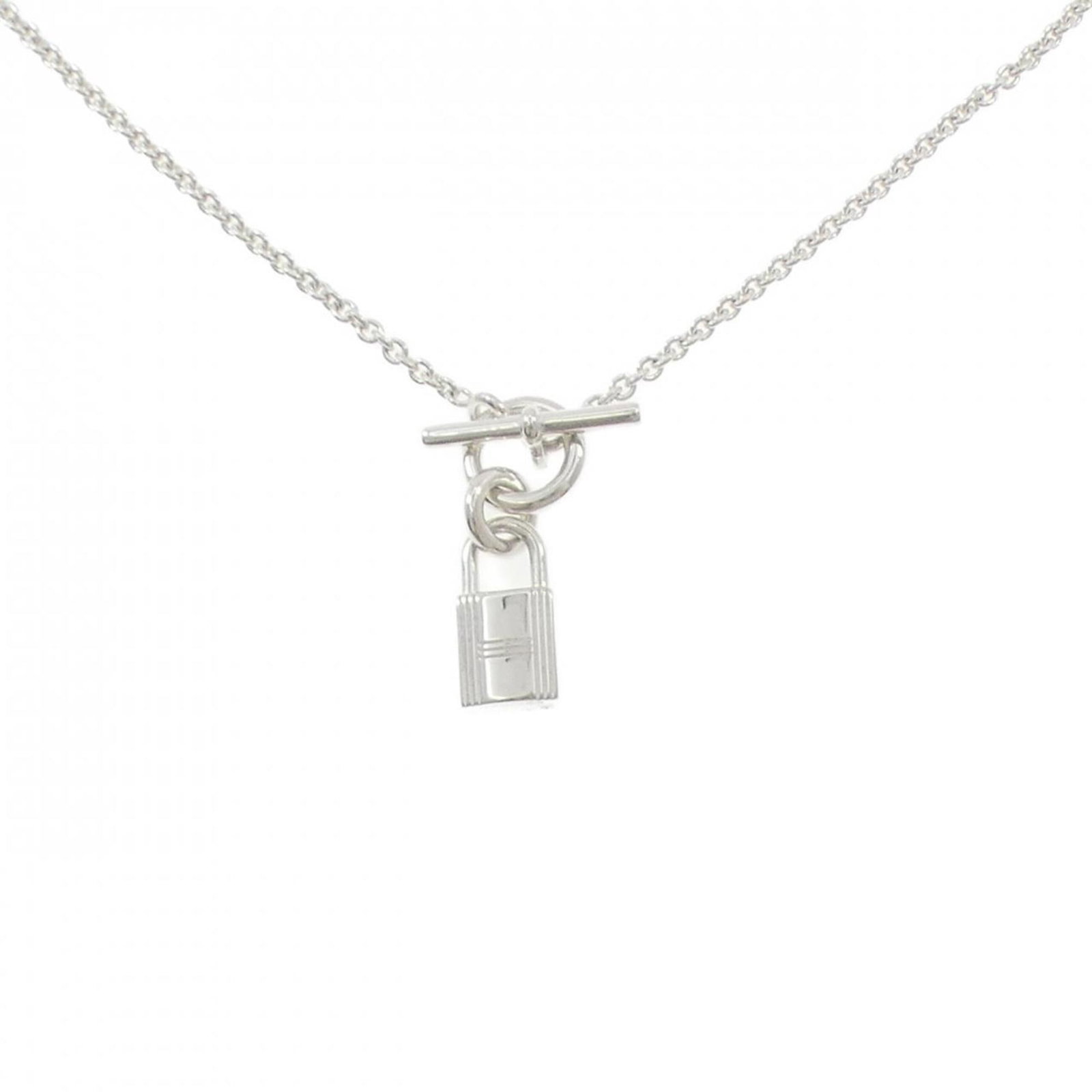 Cadena necklace amulet Hermes: Cadena necklace amulet Hermes Silver 925 Cadena necklace amulet from Hermes, featuring a 28.1mm x 8.2mm pendant with a 40 cm / 15.74'' adjustable neck circumference. The piece bears some scratches and