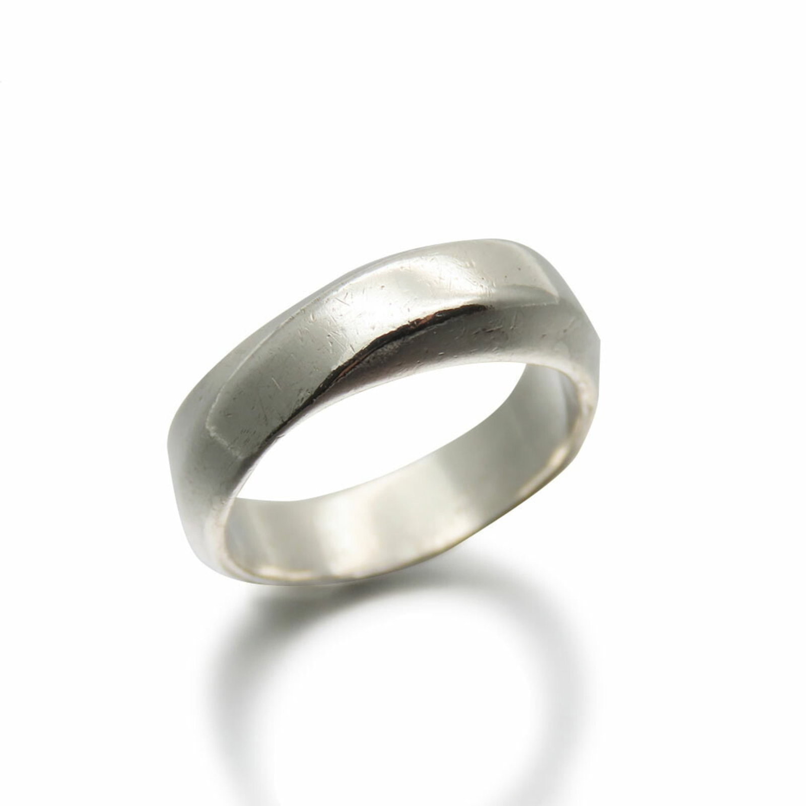 Tiffany Band Ring Silver 925: Tiffany Band Ring Silver 925 Tiffany Band Ring Silver 925 - A Timeless Accessory. This sterling silver band ring features a classic design and measures 5.7mm in width, making it a versatile addition t