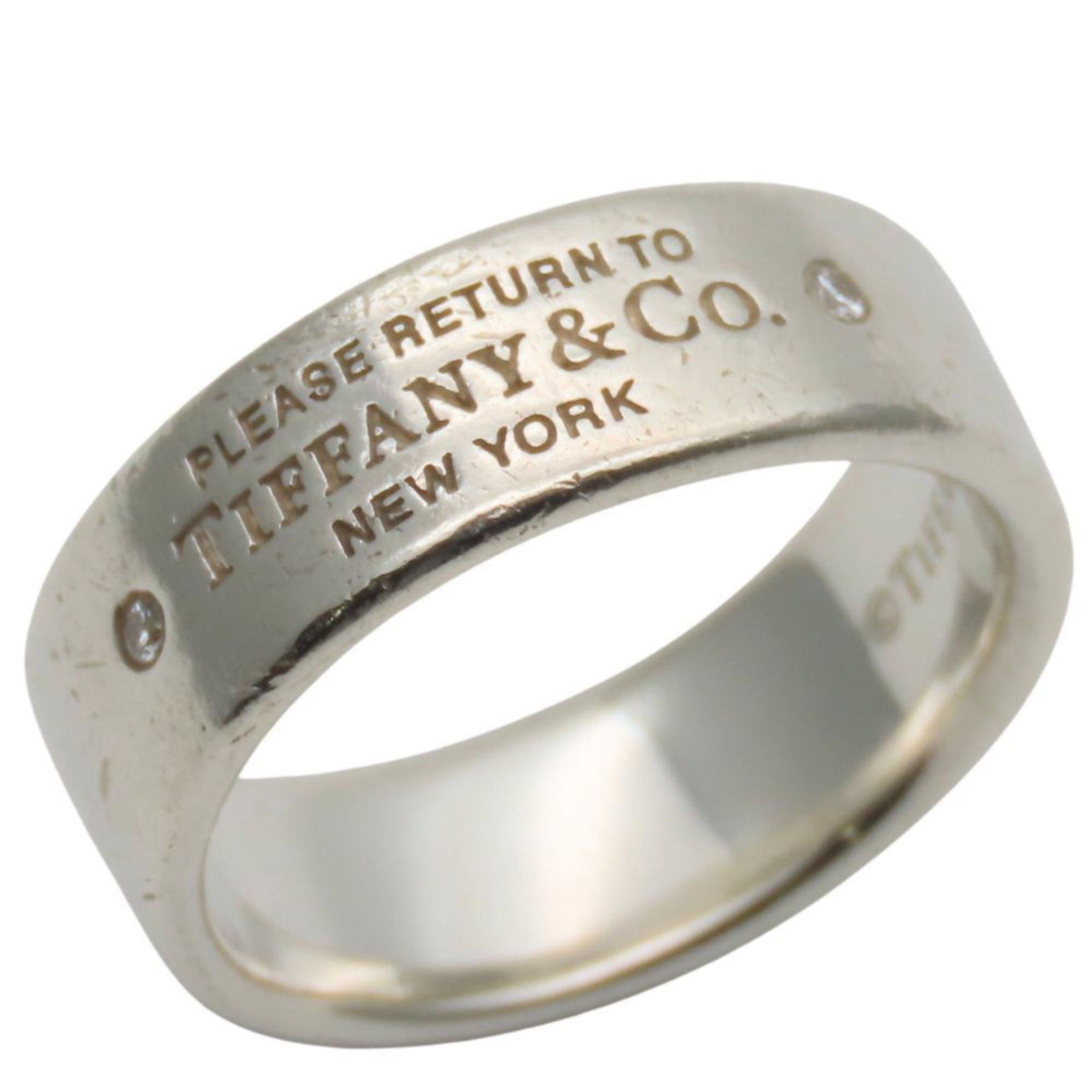 Tiffany Band Ring Silver 925: Tiffany Band Ring Silver 925 Silver band ring from Tiffany featuring a diamond stone, made from high-quality silver 925 material. The ring bears traces of usage and minor scratches, but remains in goo