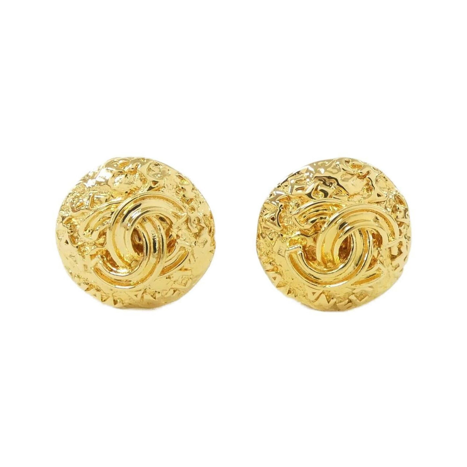 Chanel Clip Earrings: Chanel Clip Earrings Gold clip earrings from Chanel, bearing slight signs of usage with minor scratches and dirt. The condition is described as very good, reflecting the overall state of the item. The