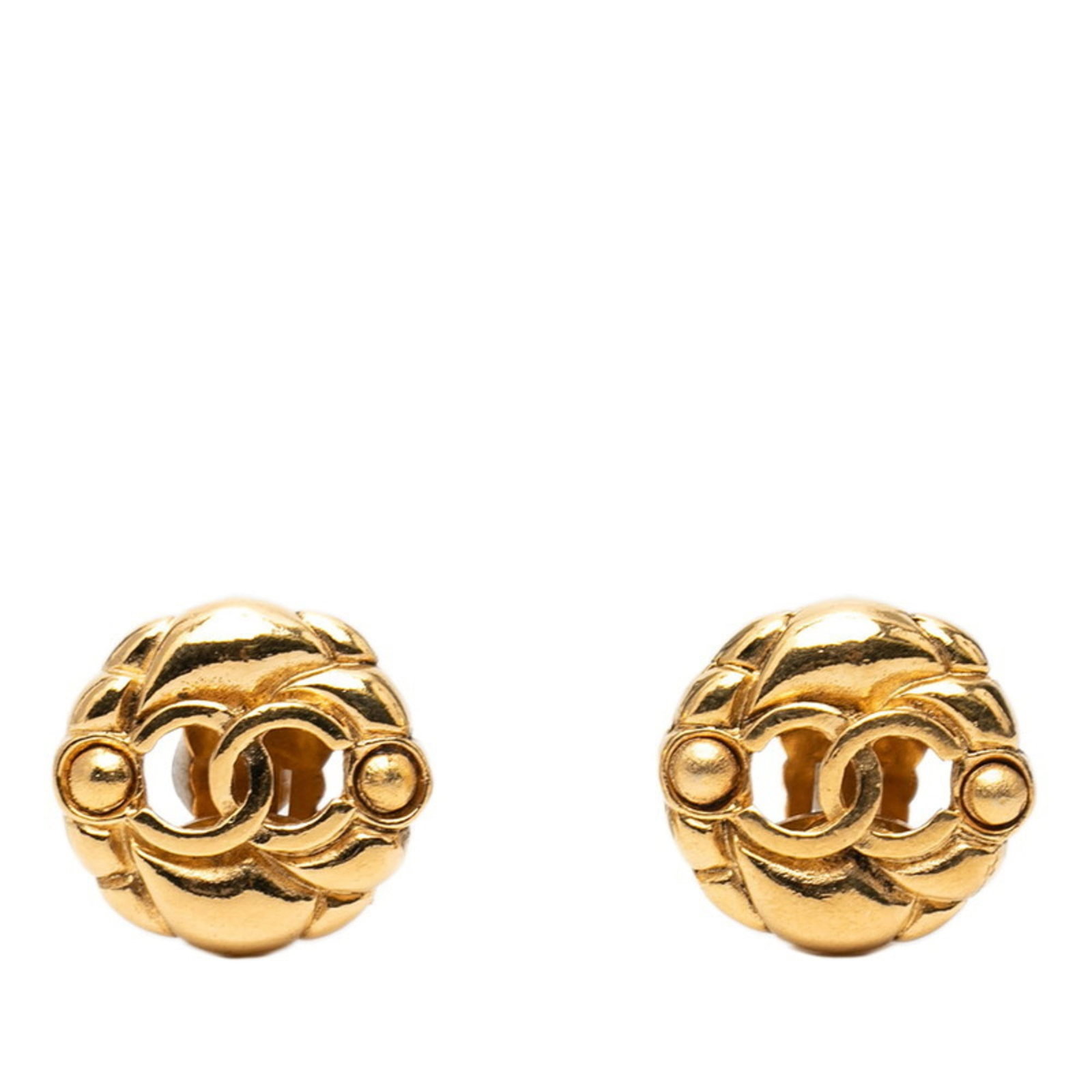 Chanel Clip Earrings: Chanel Clip Earrings Gold clip earrings from Chanel, featuring a classic design with subtle wear and minor scratches. The earrings measure 21.90mm x 23.40mm and are in good condition despite traces