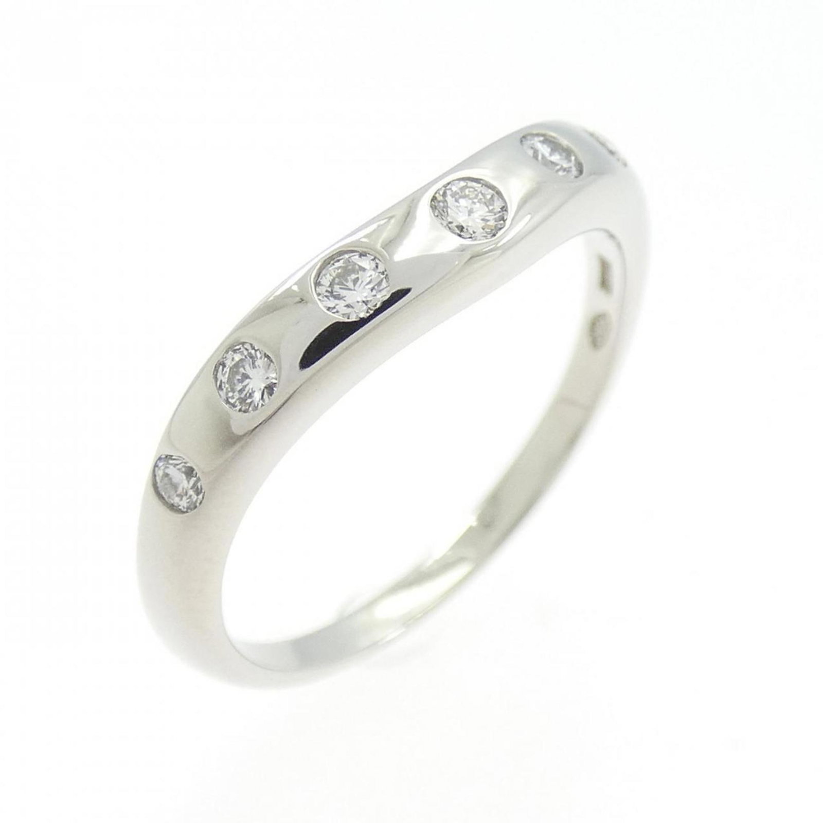 Ring in platinum 950 by Bvlgari: Ring in platinum 950 by Bvlgari Platinum 950 band ring by Bvlgari features a diamond stone and is available in size 5.5, offering a touch of luxury to any outfit. The ring has some minor signs of wear