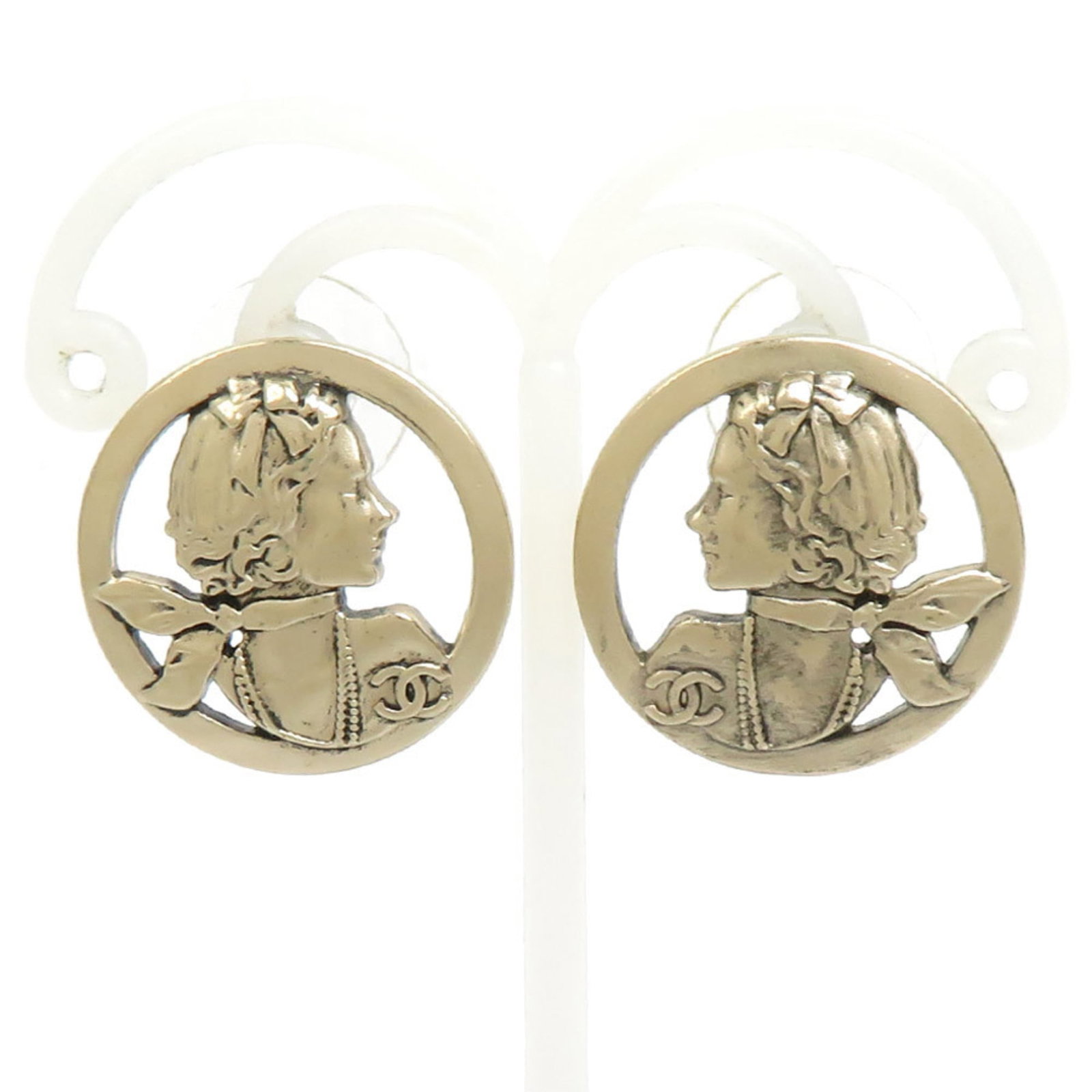 Stud Earrings Metal by Chanel: Stud Earrings Metal by Chanel Stud earrings by Chanel in gold metal, featuring the iconic brand's signature style. The earrings have traces of usage and show minor scratches/dirt but are generally in