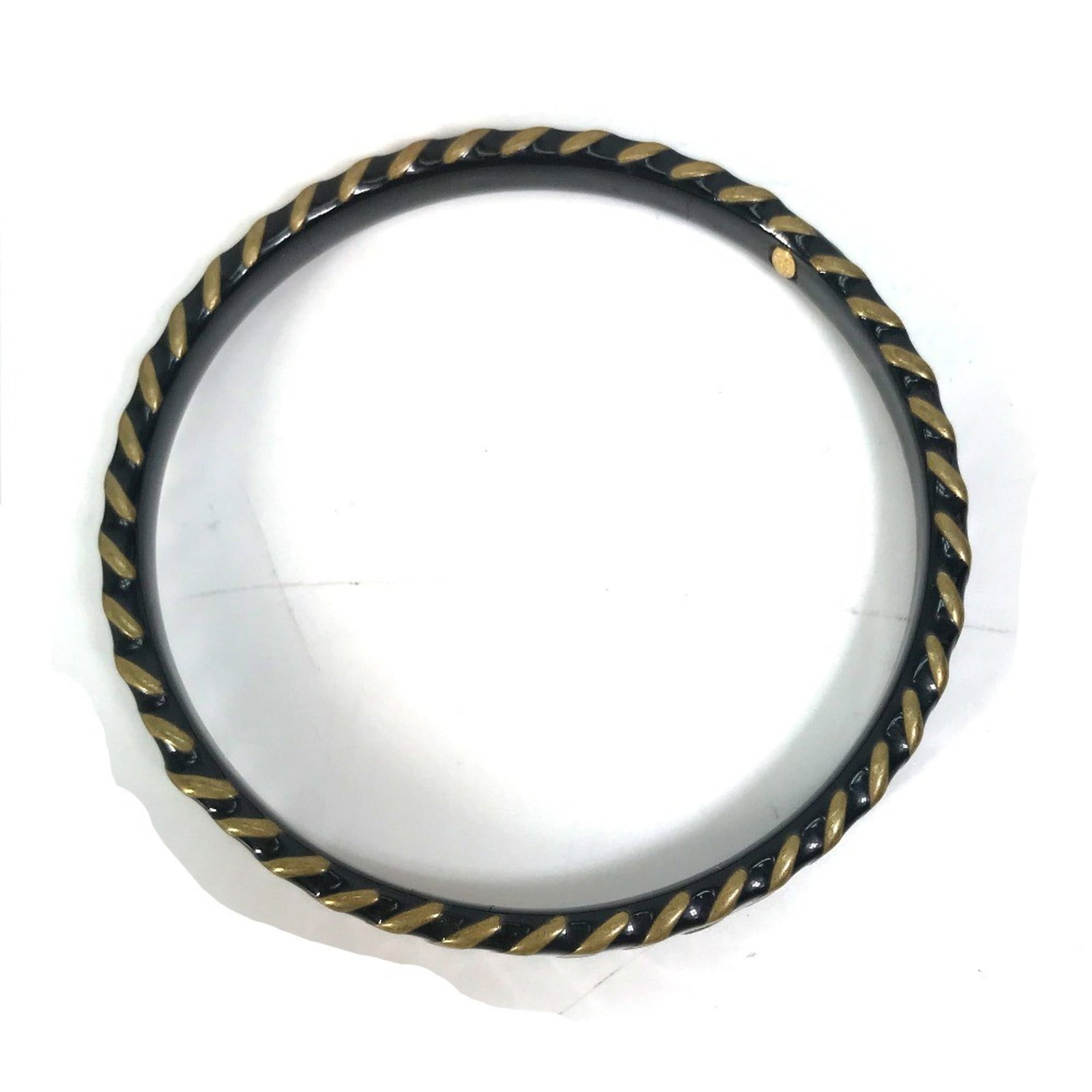 Chanel Bangle Metal: Chanel Bangle Metal This Chanel Bangle Metal is a sleek and sophisticated accessory, available in two stylish colors. Made from high-quality metal, its classic design is both timeless and versatile. W