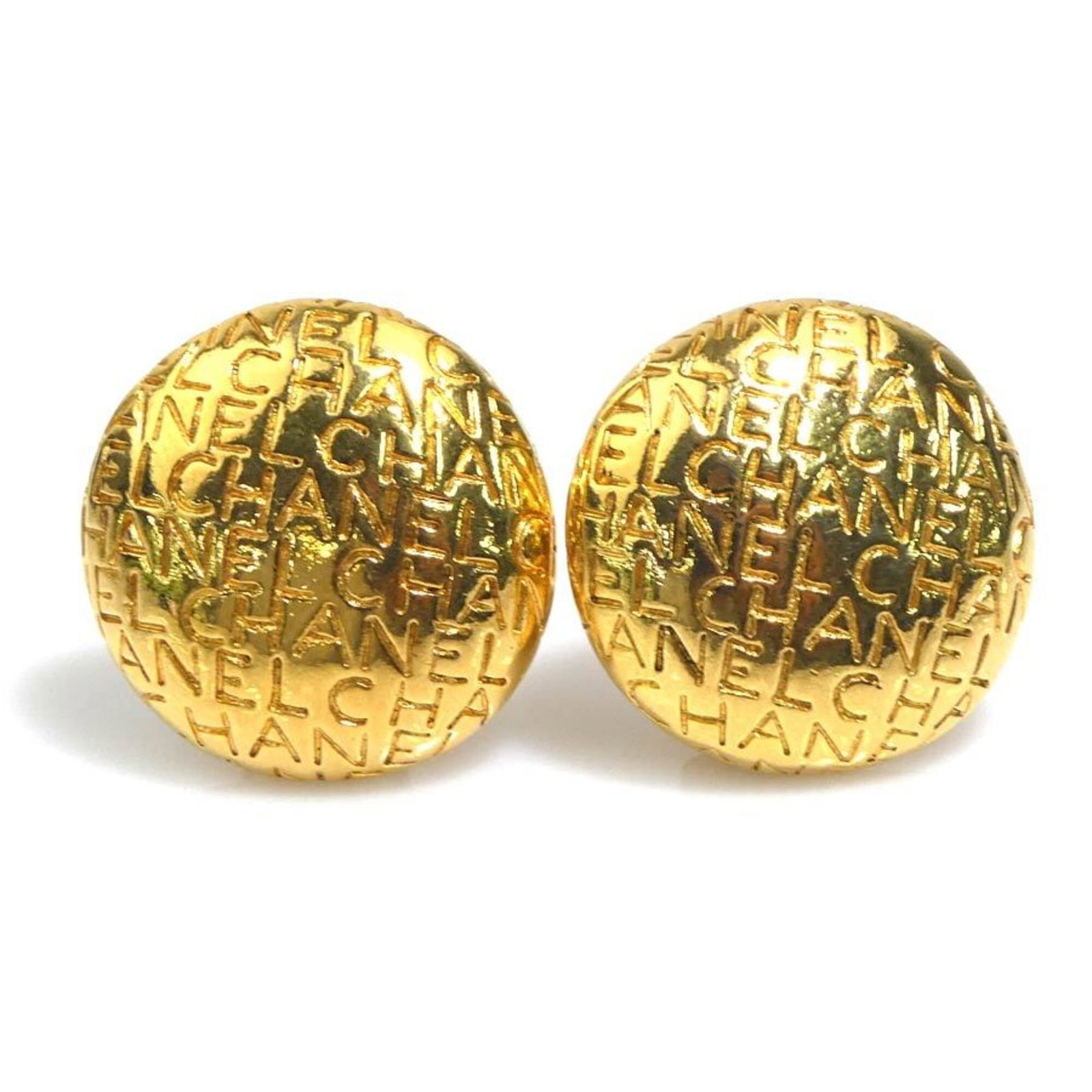 Clip earrings metal by Chanel: Clip earrings metal by Chanel Gold clip earrings by Chanel, bearing traces of usage and minor scratches. These metal earrings are in good condition despite showing signs of wear. The classic design