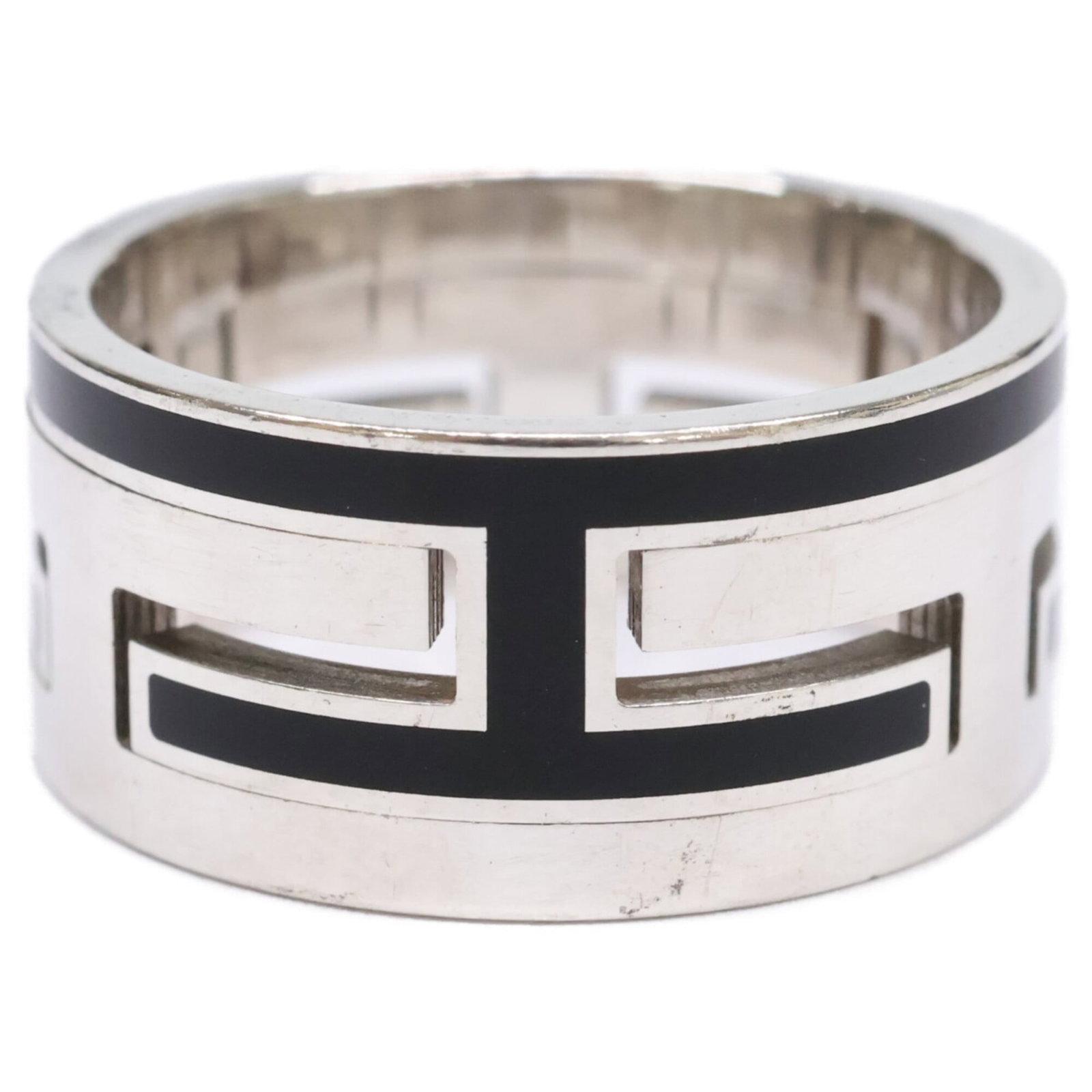 Ring Hermes Silver Band 925: Ring Hermes Silver Band 925 Silver band ring from Hermes, made from 925 sterling silver with a black finish. The ring bears traces of usage and shows minor scratches and dirt, but remains in good