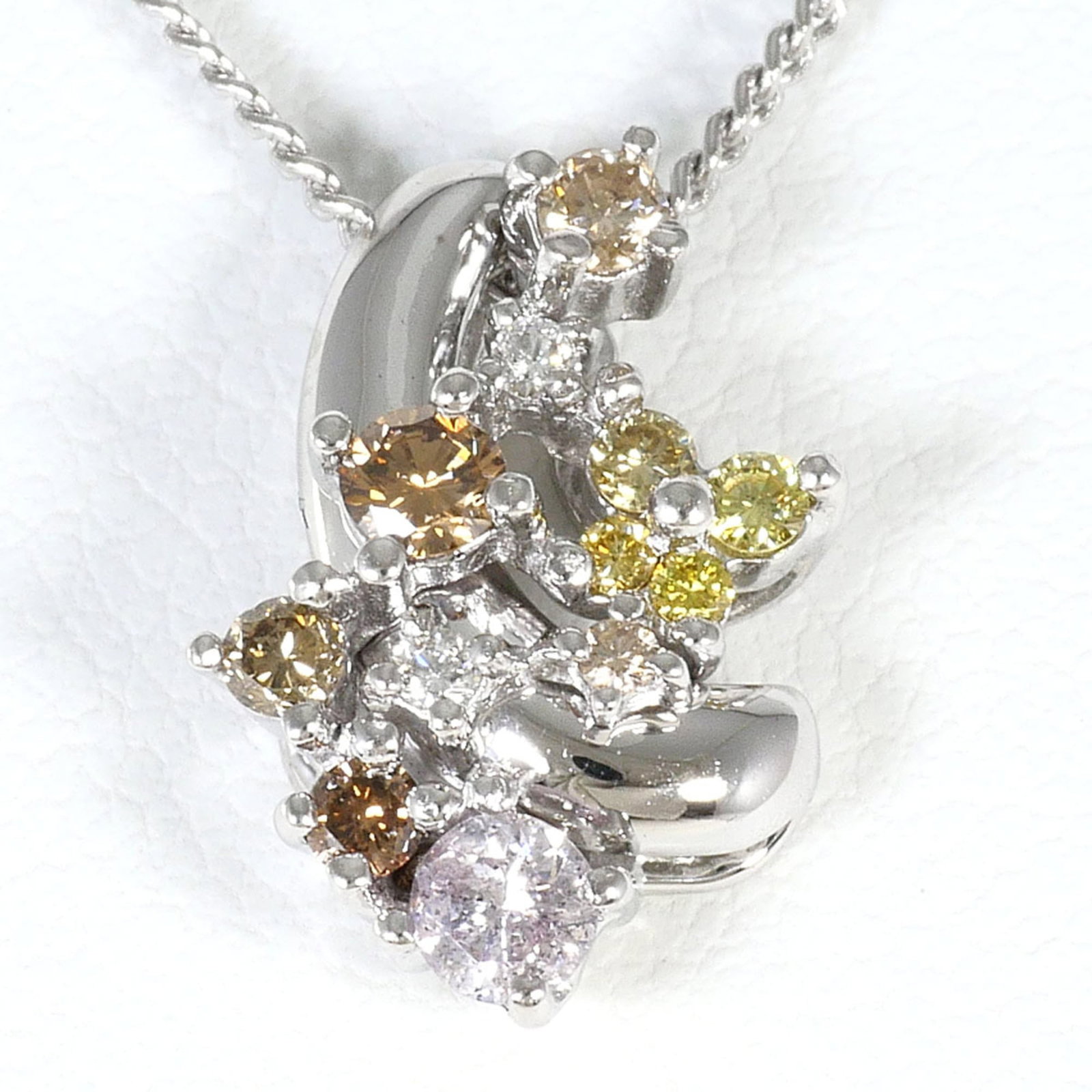 18K (18-Karat White Gold) Necklace With 0.35Ct Diamond Total Weight 4.3G 38Cm Length. Jewelry.: 18K (18-Karat White Gold) Necklace With 0.35Ct Diamond Total Weight 4.3G 38Cm Length. Jewelry. 18K white gold necklace with a total diamond weight of 0.35 carats, featuring a 4.3g stone that shines at