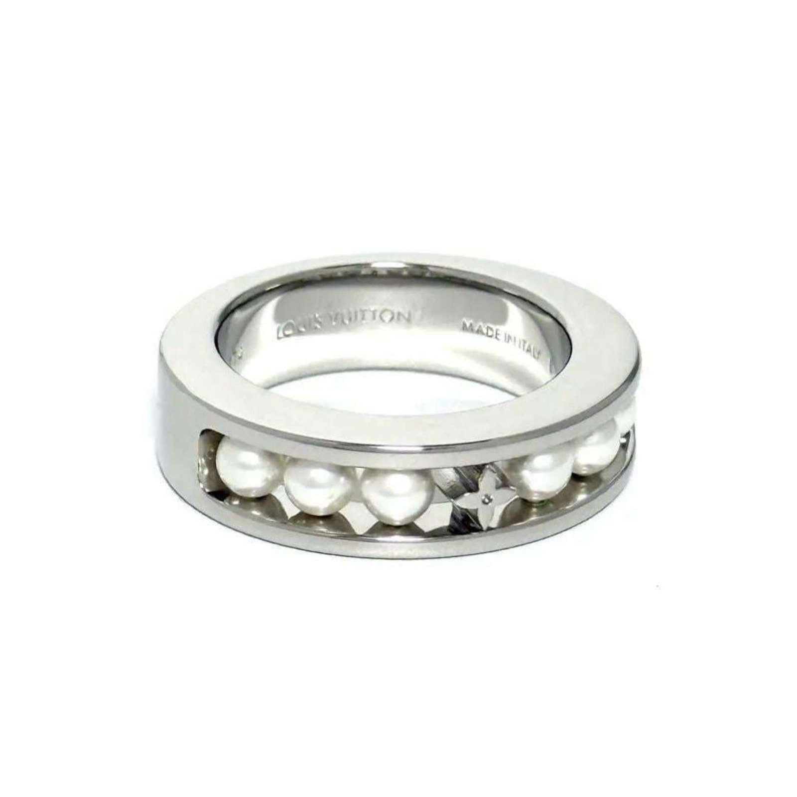Silver band ring by Louis Vuitton: Silver band ring by Louis Vuitton Silver band ring by Louis Vuitton, featuring the iconic brand's signature style. This 925 silver ring boasts a sleek design and is available in US size 10. In mint co