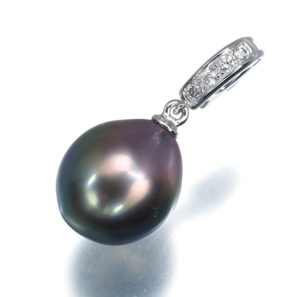 Tasaki Pendant South Sea Pearl 10.6Mm Diamond Solitaire 18K Wg: Tasaki Pendant South Sea Pearl 10.6Mm Diamond Solitaire 18K Wg Tasaki Pendant South Sea Pearl 10.6Mm Diamond Solitaire 18K Wg - A stunning 18k white gold pendant featuring a large, cultured South Sea 