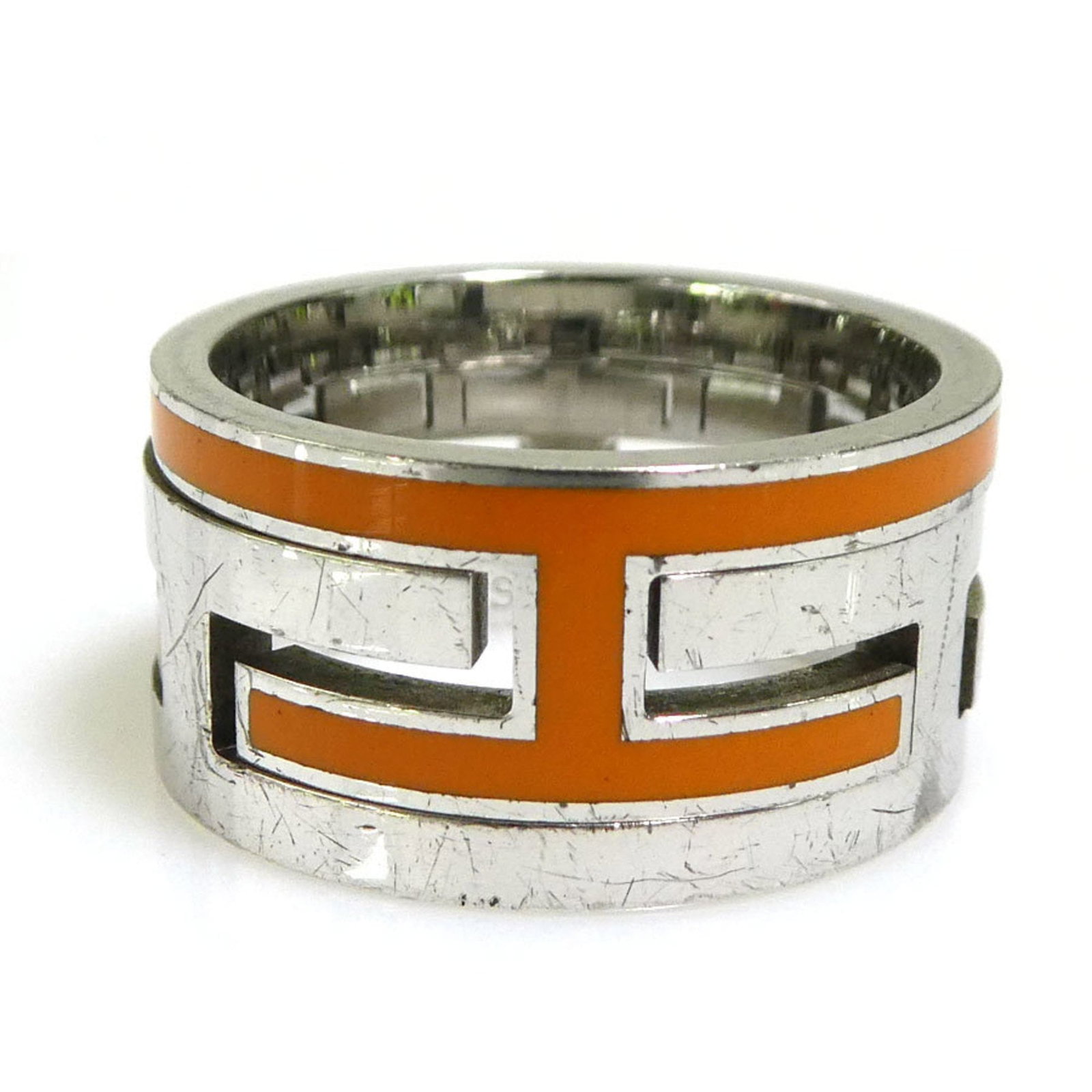 Ring Hermes Silver Band 925: Ring Hermes Silver Band 925 Silver band ring from Hermes, featuring an orange accent. This 925 sterling silver band has some traces of usage and minor scratches, but remains in good condition. The ite