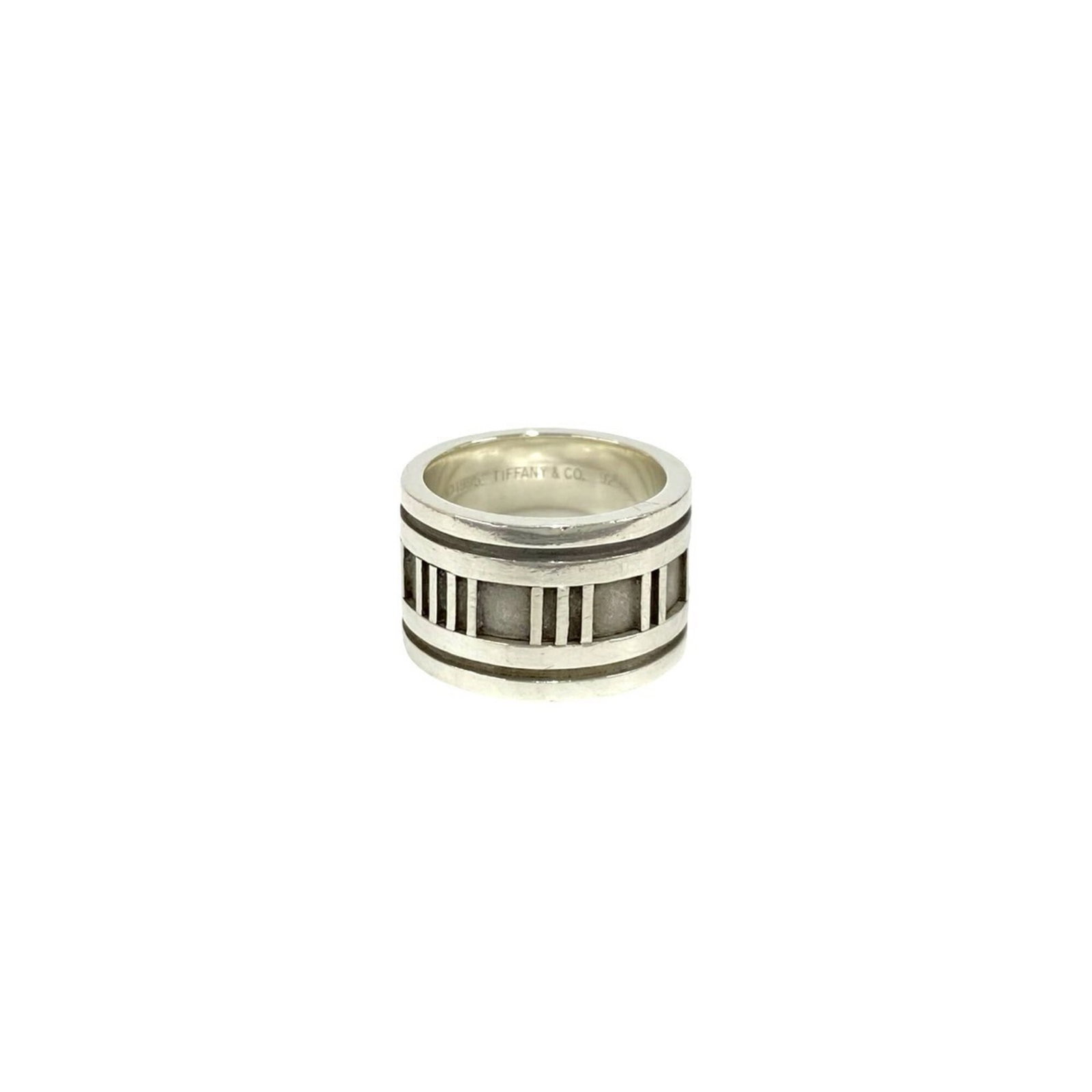 Tiffany Band Ring Silver 925: Tiffany Band Ring Silver 925 Silver 925 band ring from Tiffany, featuring a classic design with subtle wear and minor scratches. This used ring is in good condition, showing signs of previous use. A s