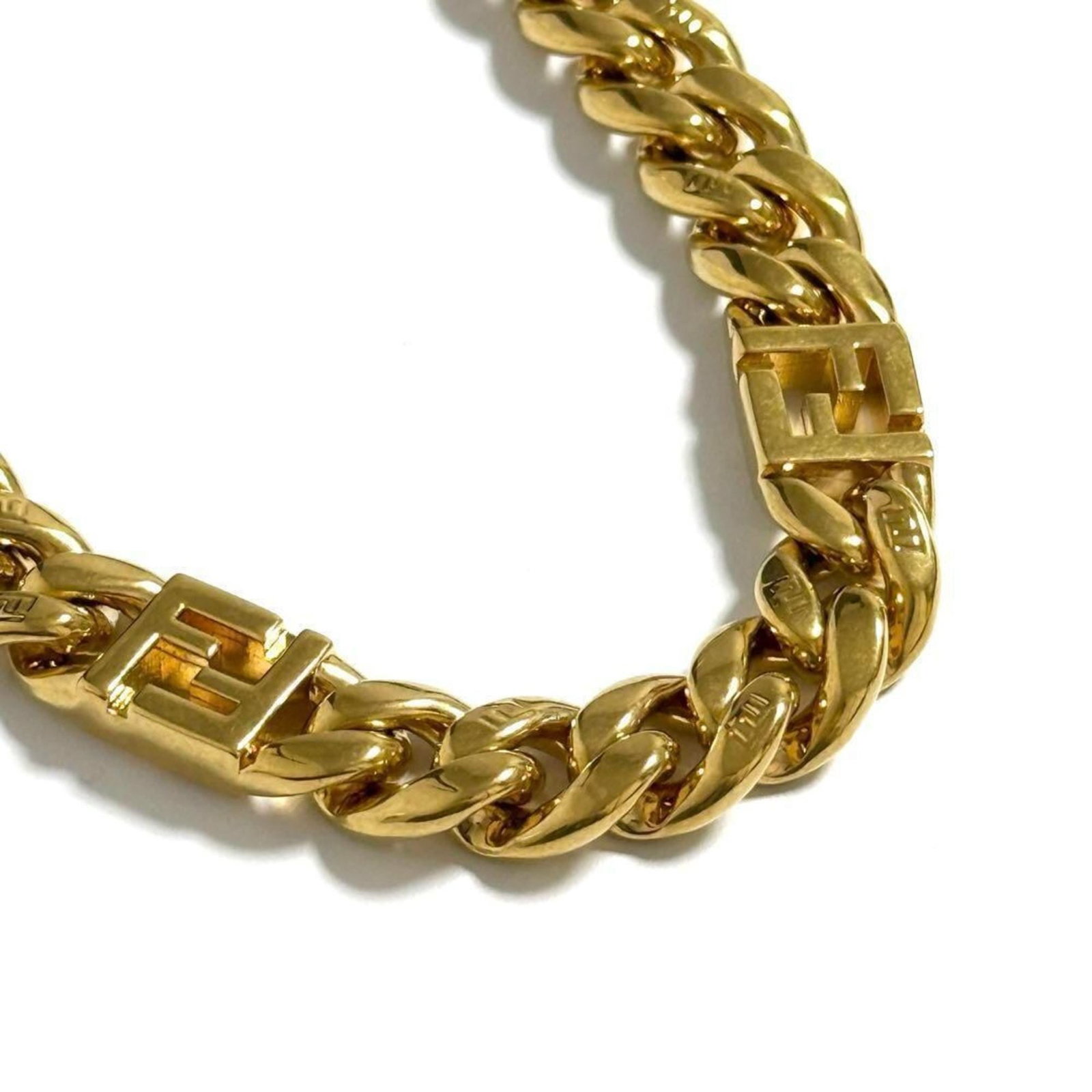 Men's gourmet chain necklace Kihei Fendi: Men's gourmet chain necklace Kihei Fendi Men's Kihei Fendi chain necklace features a metal design with a 45 cm neck circumference, suitable for most men. The chain has hardly any traces of usage and i
