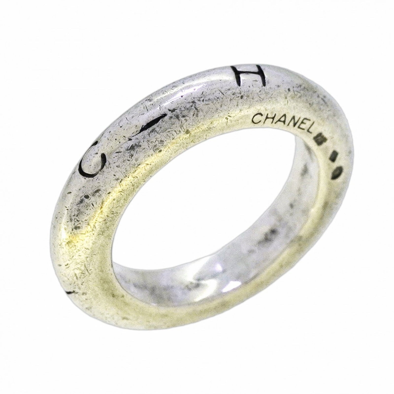 Silver band ring by Chanel: Silver band ring by Chanel Silver band ring by Chanel, featuring a sleek and sophisticated design in 925 silver. This used band ring shows signs of previous use, with minor damages and dirt visible