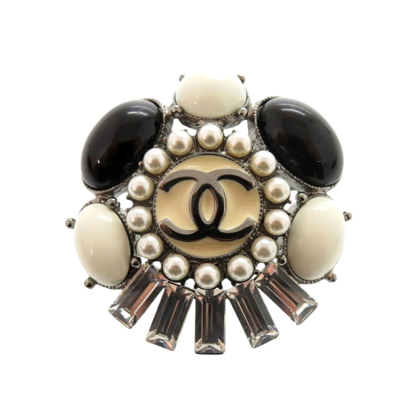 Metal Pearl Brooch Chanel: Metal Pearl Brooch Chanel Metal Pearl Brooch Chanel features artificial pearl, metal construction, and a sleek black, silver, and white design. The brooch measures 5cm x 5cm and is in very good