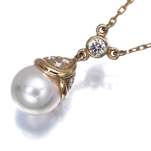 Mikimoto Necklace Akoya Pearl 8.7Mm Diamond 18K 750 Yellow Gold: Mikimoto Necklace Akoya Pearl 8.7Mm Diamond 18K 750 Yellow Gold 18k yellow gold pendant showcases an impressive Akoya pearl measuring 8.7mm, expertly crafted by Mikimoto. The necklace's elegant design