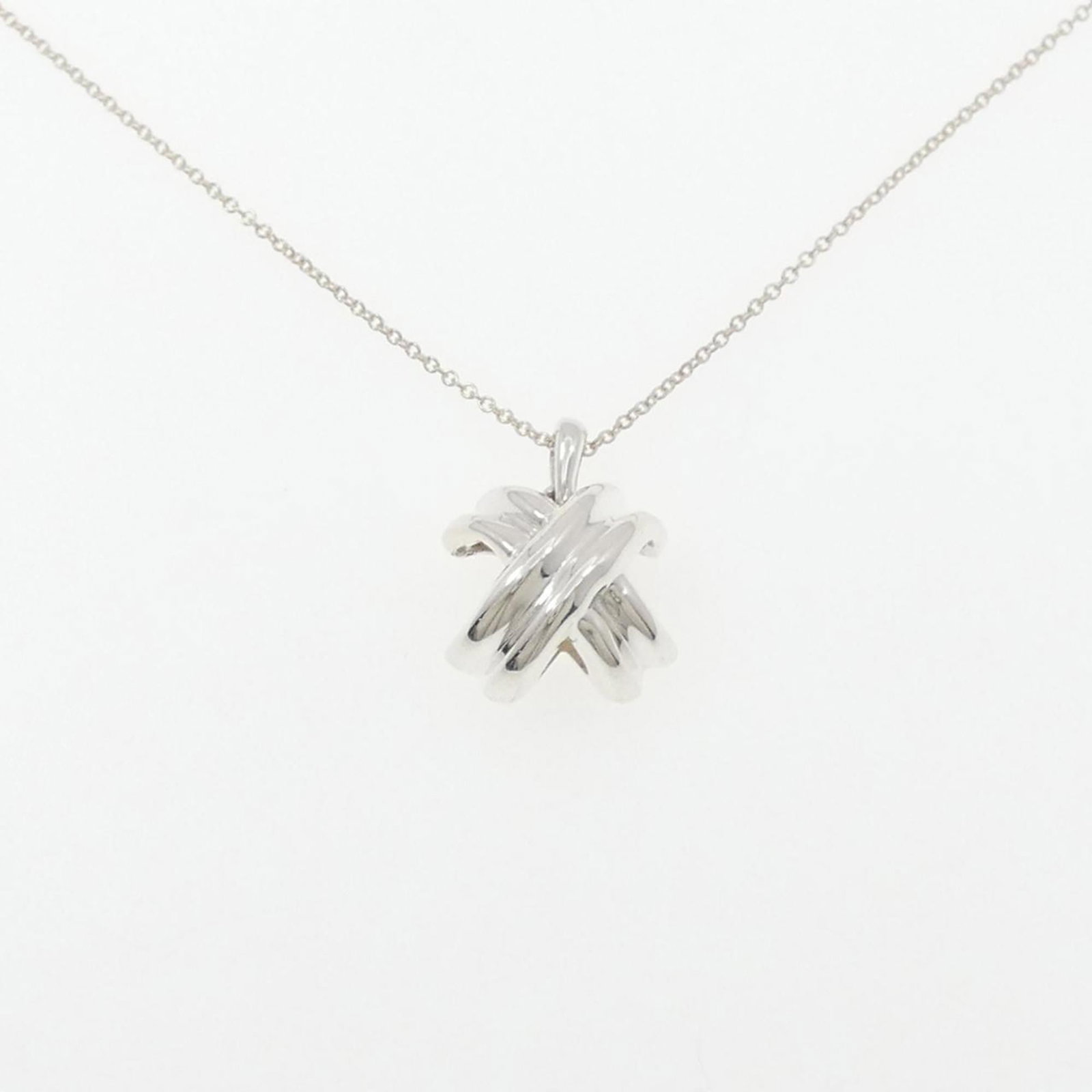 Signature of Tiffany Necklace: Signature of Tiffany Necklace The Tiffany Necklace features a silver pendant with a signature, bearing the mark of the renowned brand. This 41 cm necklace boasts a classic design, suitable for everyda