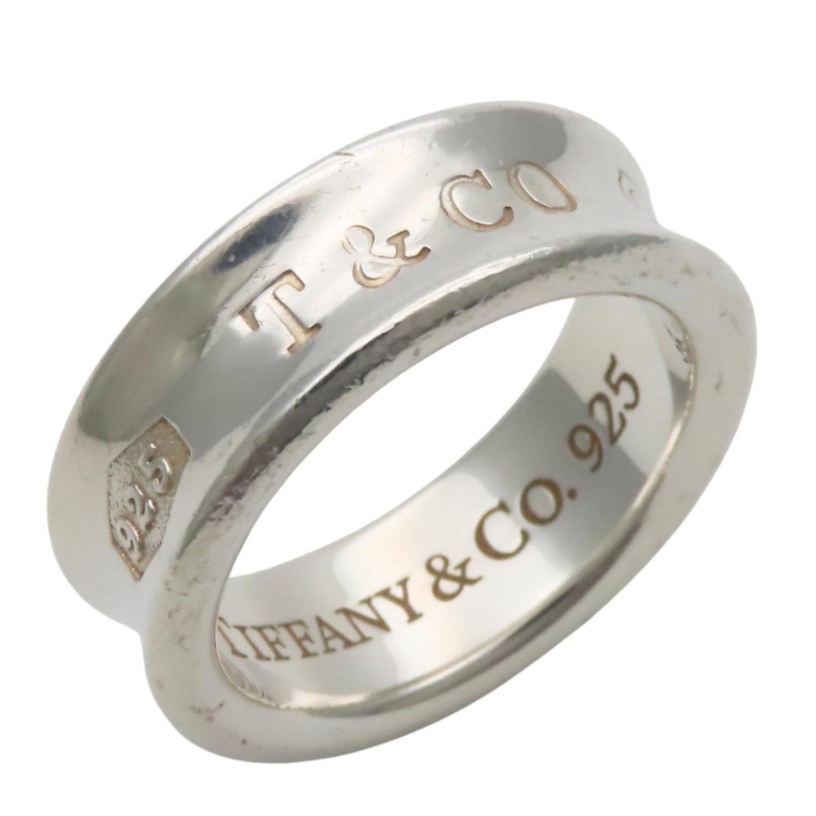 Tiffany Band Ring Silver 925: Tiffany Band Ring Silver 925 Silver band ring from Tiffany, made with high-quality silver 925 material. The ring features a classic design and bears a signature, adding a touch of elegance to any outf
