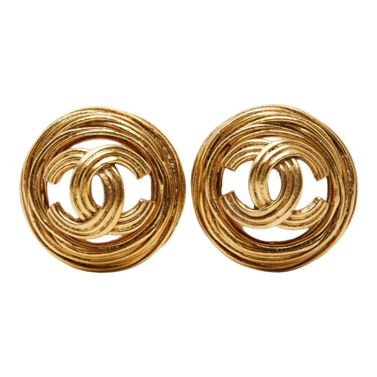 Clip earrings gold plating by Chanel: Clip earrings gold plating by Chanel Gold plating clip earrings from the iconic Chanel brand, featuring a sleek and timeless design. With their 24mm x 24mm gold plated construction, these earrings exu