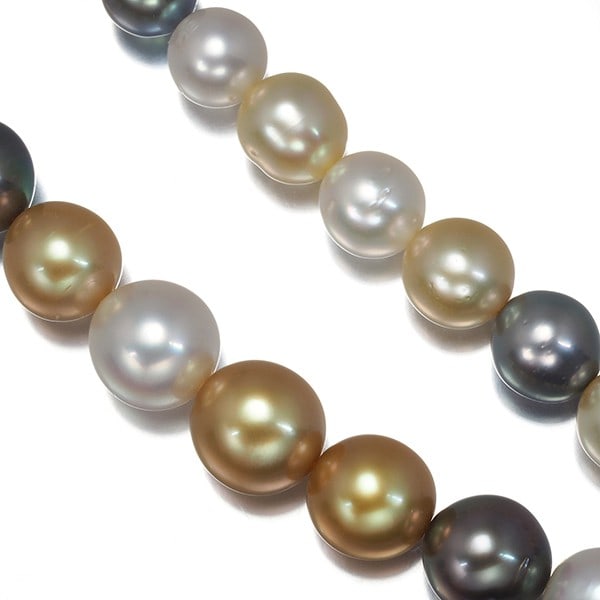 Golden Black South Sea Pearl Necklace 8.2-11.0mm Silver: Golden Black South Sea Pearl Necklace 8.2-11.0mm Silver The Golden Black South Sea Pearl Necklace boasts striking silver accents, adding an air of sophistication to its elegant design. This beautiful