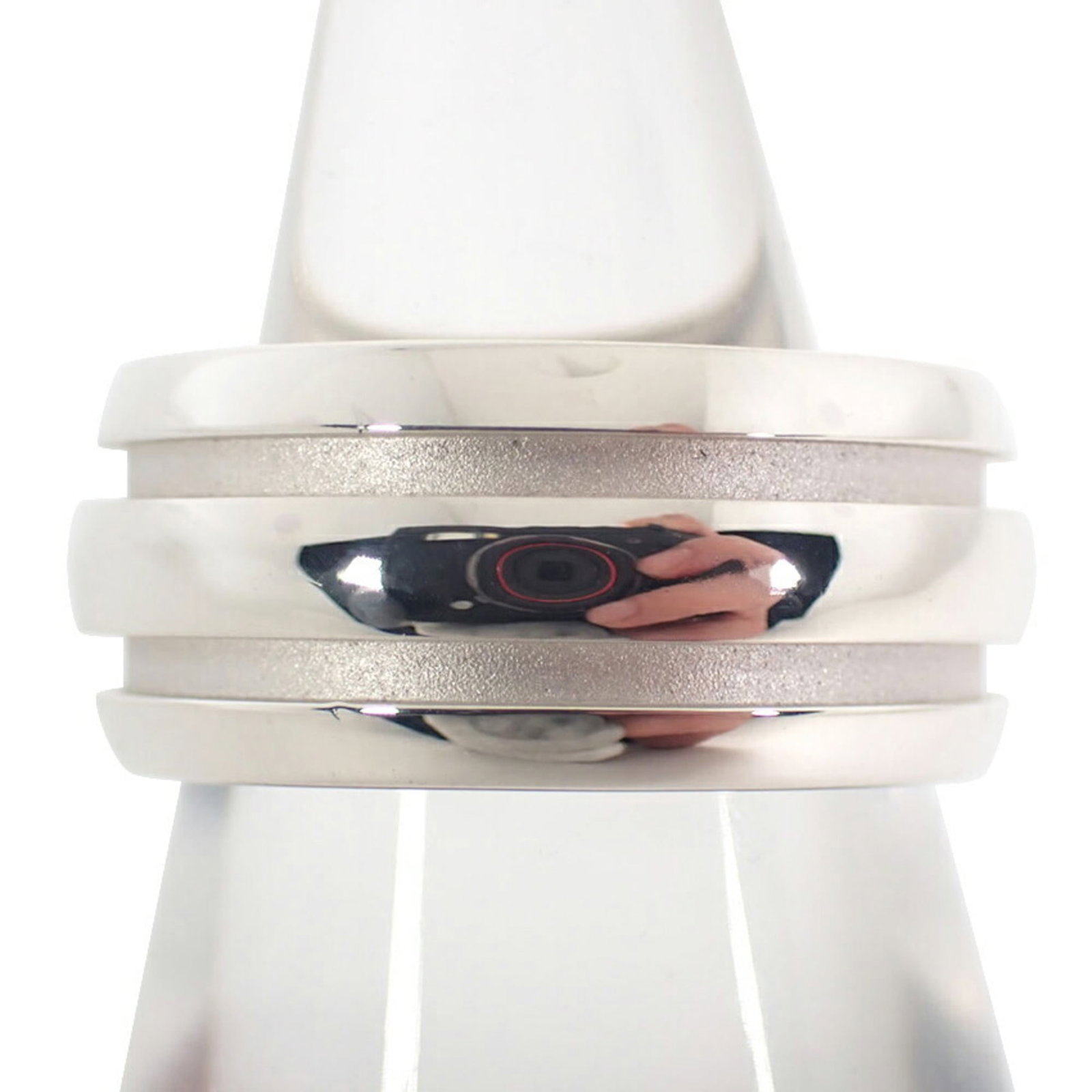 Tiffany Band Ring Sterling Silver 925 Yellow Gold (18K): Tiffany Band Ring Sterling Silver 925 Yellow Gold (18K) Sterling Silver 925 Yellow Gold (18K) Tiffany Band Ring for Women, Size US 6. This used band ring features a combination of sterling silver and 