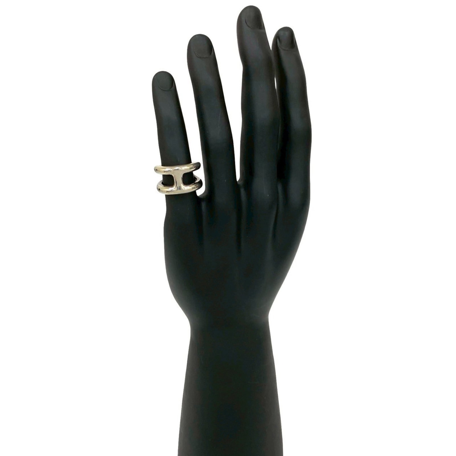 Ring Hermes Silver Band 925: Ring Hermes Silver Band 925 Silver band ring from Hermes, made from high-quality silver (925) with a classic design. The ring bears traces of usage and minor scratches, but remains in good condition. 
