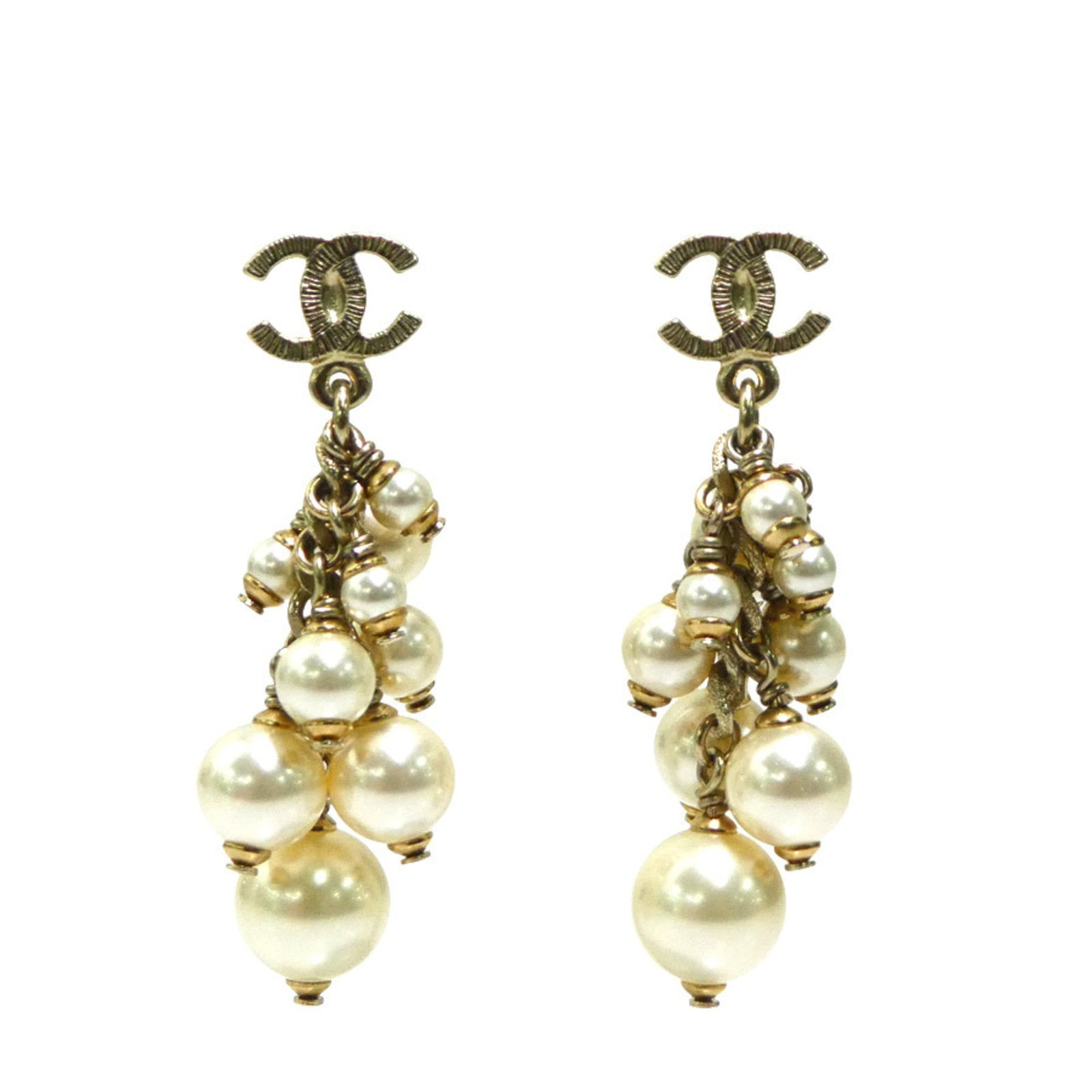 Stud Earrings Metal by Chanel: Stud Earrings Metal by Chanel Stud earrings in gold and off-white metal, characteristic of Chanel's signature style. Measuring 45mm x 15mm, these small studs showcase the brand's attention to detail. 