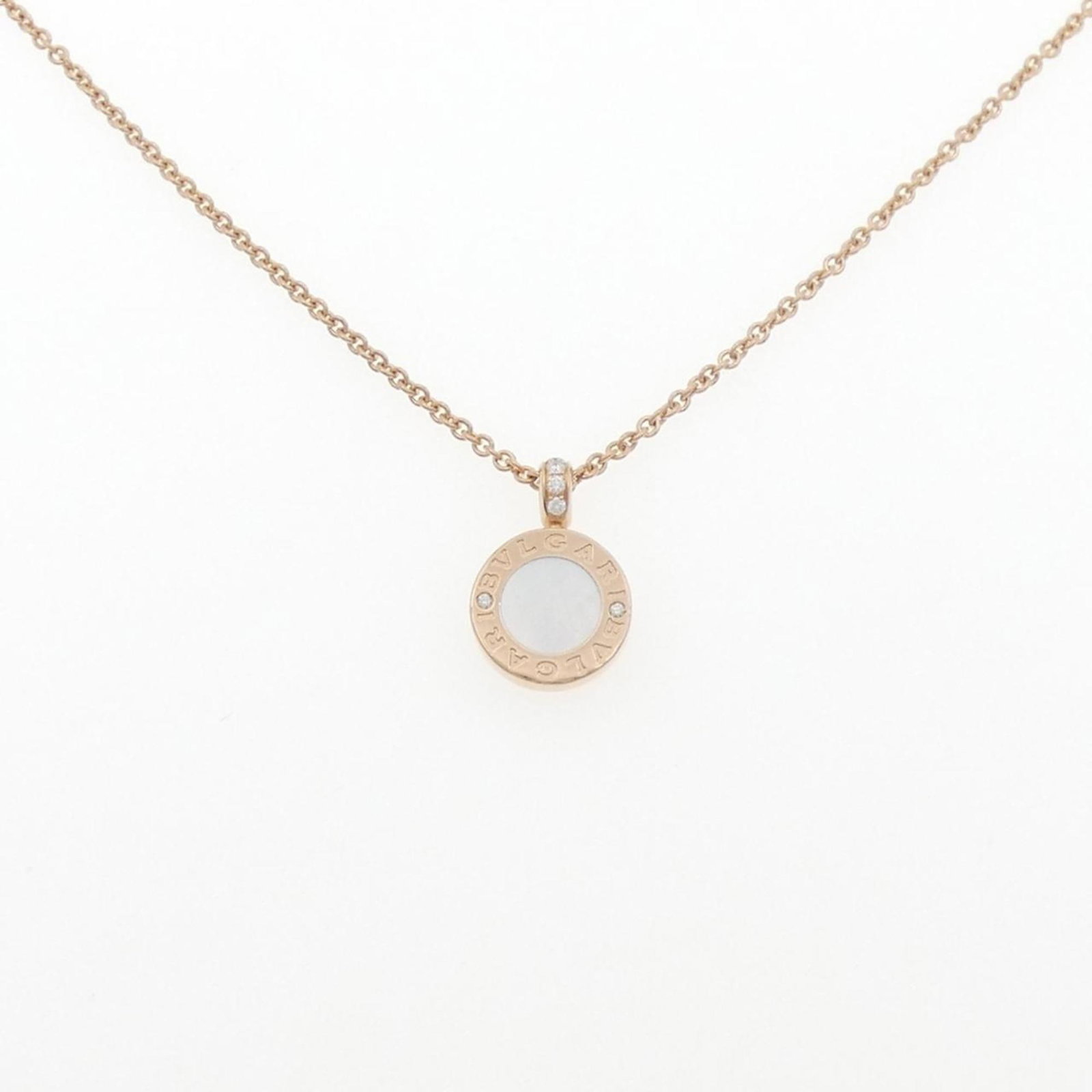 Bvlgari Necklace: Bvlgari Necklace Pink Gold (18K) Bvlgari Necklace, featuring a pendant with a subtle pink hue, measures 46 cm in circumference and showcases a 18.9mm x 12.9mm pendant size. The necklace is made from