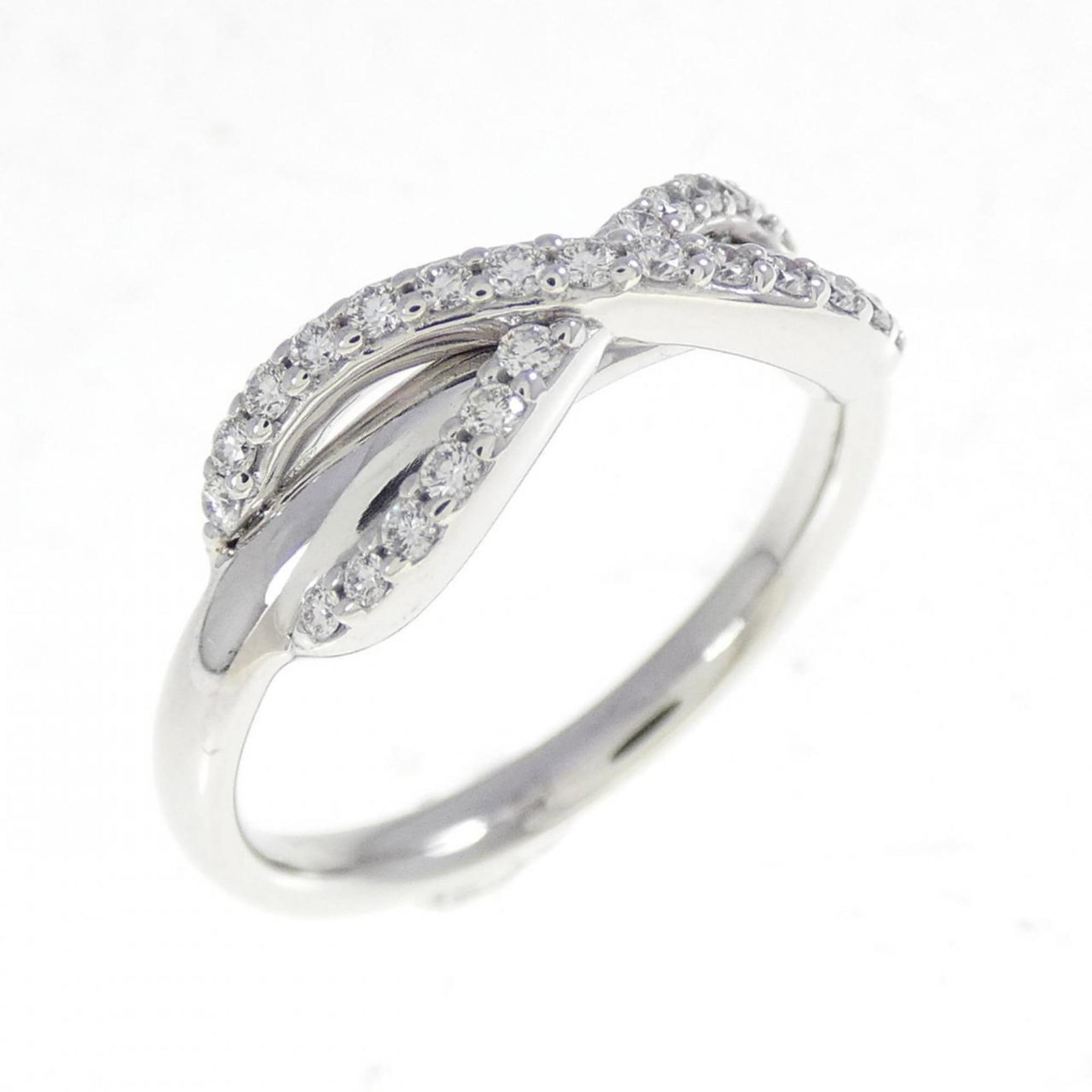 Tiffany Band Ring White Gold (18K): Tiffany Band Ring White Gold (18K) Tiffany Band Ring White Gold (18K) features a diamond stone and is made from high-quality white gold. The ring has a classic band design and weighs 3.6g, making it a