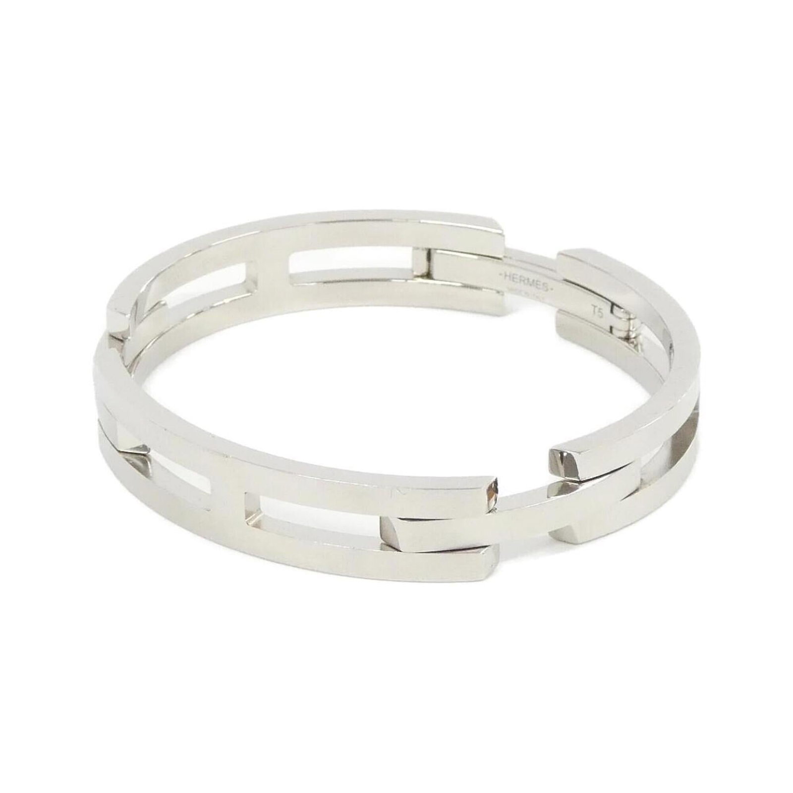 Hermes Charm Bracelet Stainless Steel: Hermes Charm Bracelet Stainless Steel Matte silver stainless steel charm bracelet from Hermes, featuring a subtle and sophisticated design. The bracelet boasts an 18.5cm length, showcasing the brand's