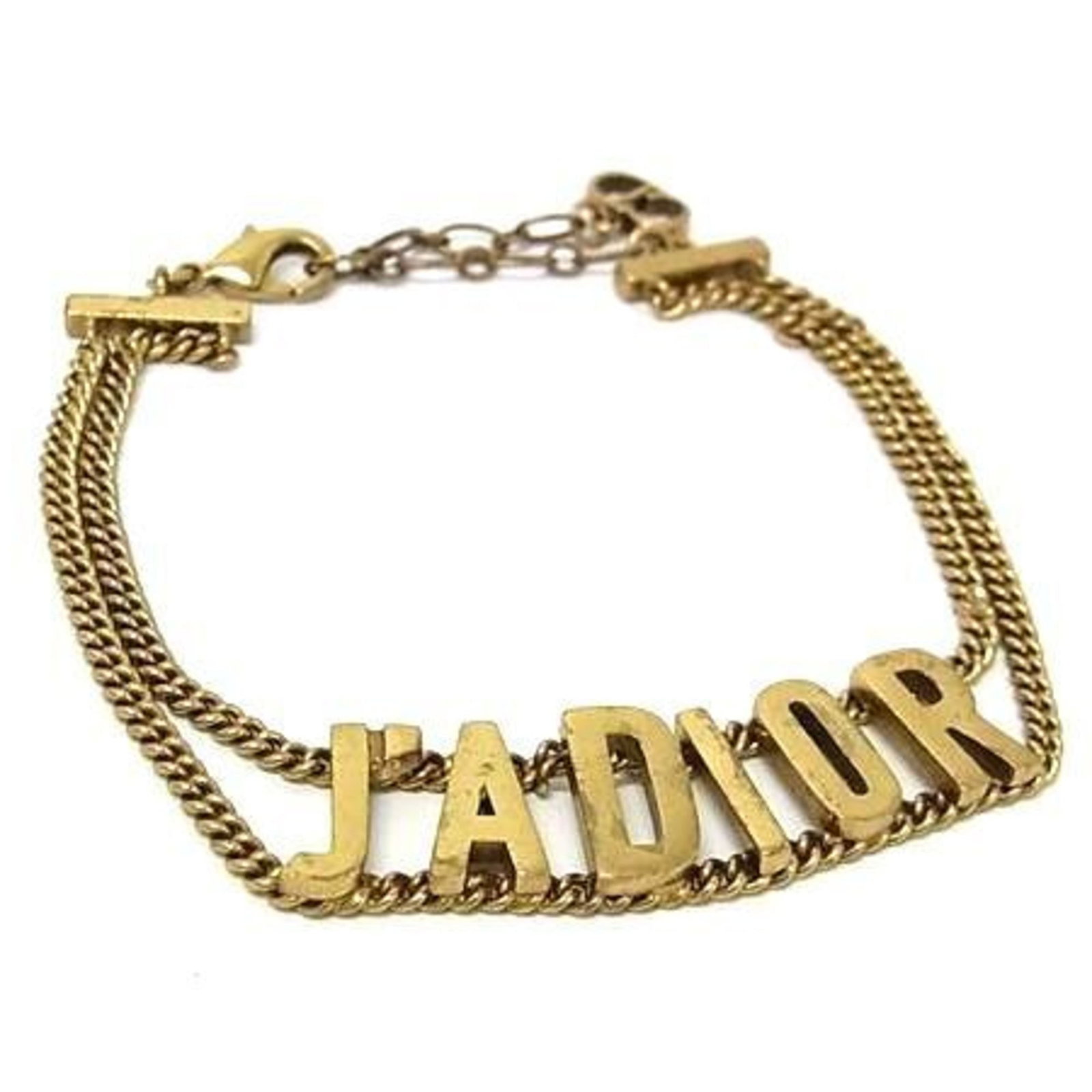 Metal Charm Christian Dior: Metal Charm Christian Dior The Metal Charm Christian Dior gold charm bracelet boasts a fashion-forward design, measuring 23.2cm in length. With its metal construction and subtle gold hue, it bears