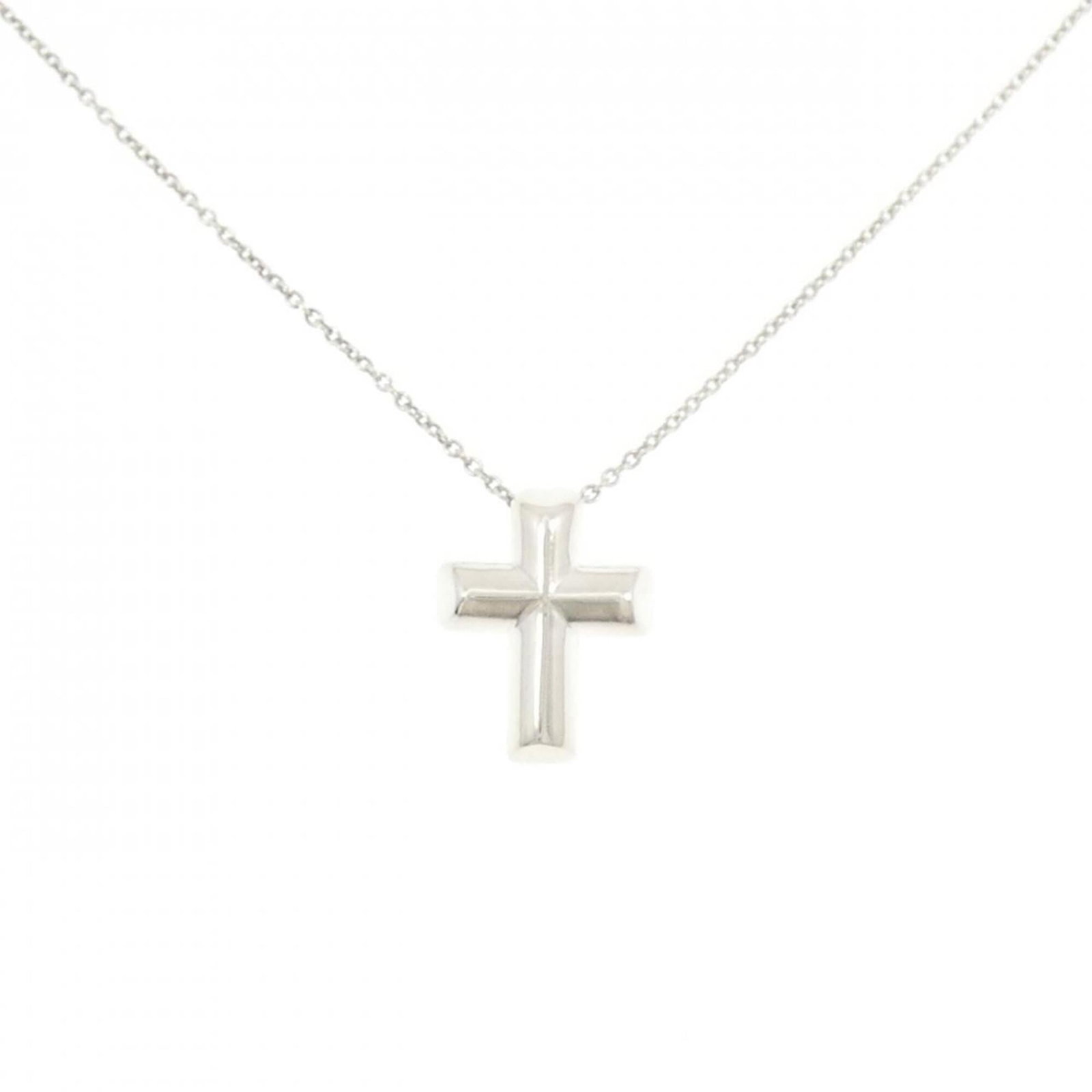 Tiffany tenderness necklace: Tiffany tenderness necklace The Tiffany tenderness necklace boasts a striking silver pendant, measuring 16.3mm x 12.8mm, set against a durable 41 cm / 16.14'' chain. With its subtle scratches and mino