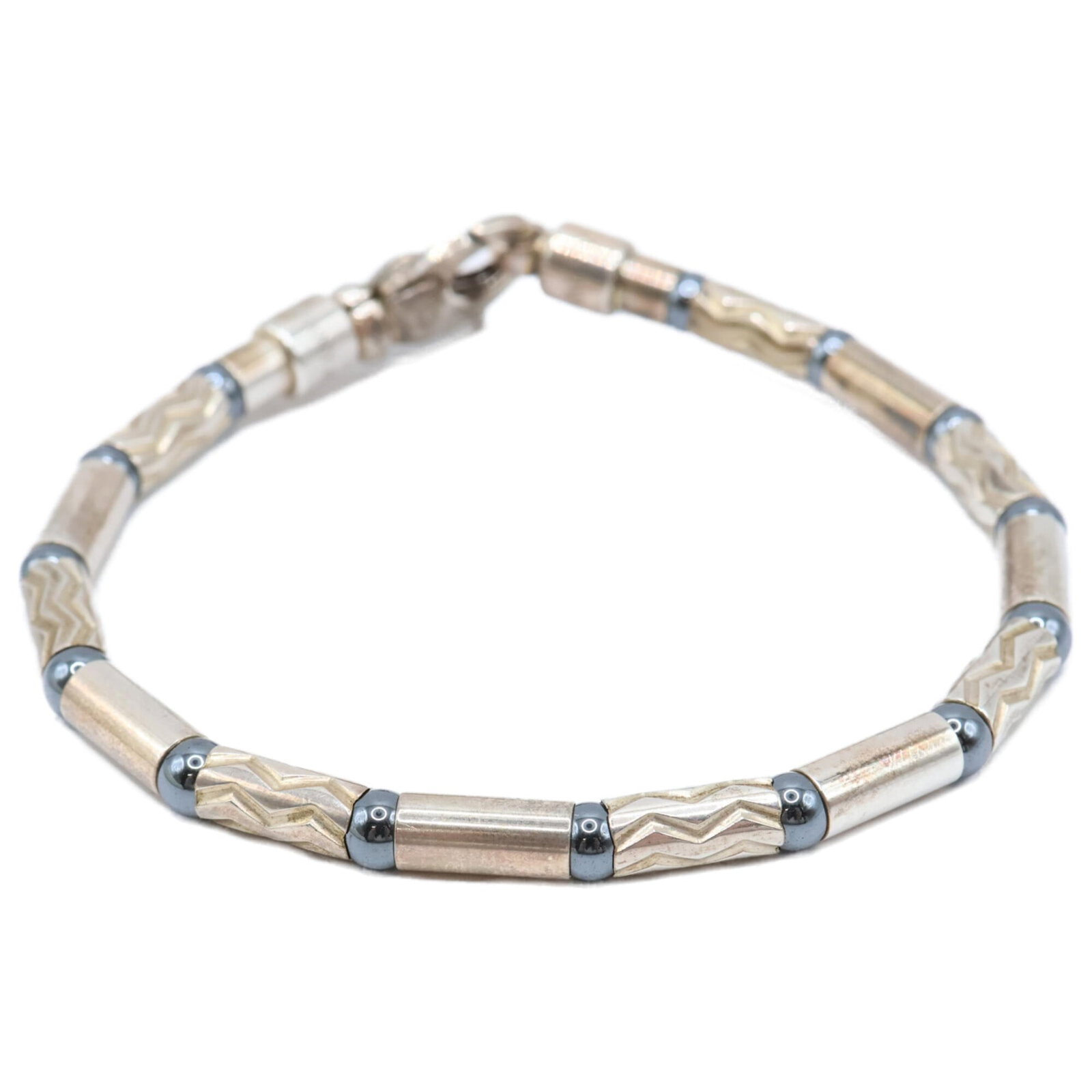 Charm Tiffany Bracelet 925 Silver: Charm Tiffany Bracelet 925 Silver This 925 silver Charm Tiffany Bracelet boasts a sleek, sophisticated design. With its subtle scratches and minor wear, it tells the story of everyday use, adding to