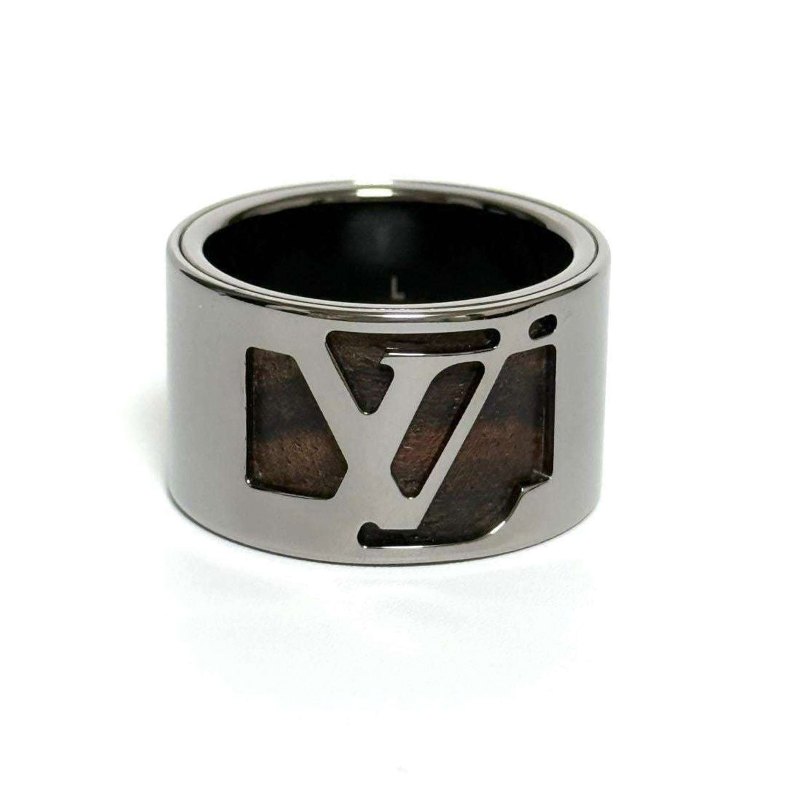 Metal ring band Louis Vuitton: Metal ring band Louis Vuitton Silver Louis Vuitton metal band ring, featuring the iconic brand's signature style. Made from durable metal with some minor scratches and dirt, this used band ring remain