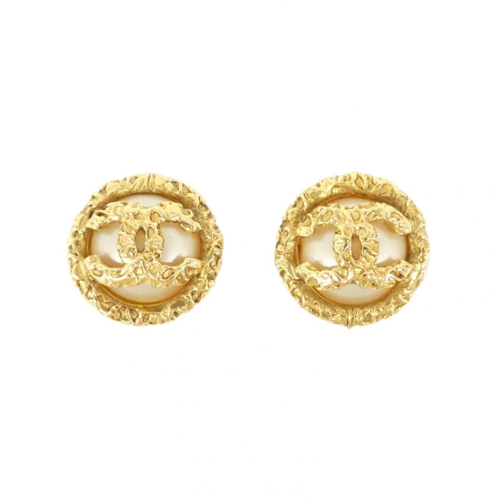 Chanel Clip Earrings: Chanel Clip Earrings Gold and artificial pearl clip earrings from Chanel, featuring a classic design with intricate details. The earrings are in very good condition, showing some minor signs of usage 