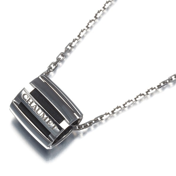 Class one 750 white gold rubber necklace: Class one 750 white gold rubber necklace 18k white gold, a hallmark of luxury, adorns this Class One necklace. The understated elegance of the 750 white gold rubber material shines through in its simp