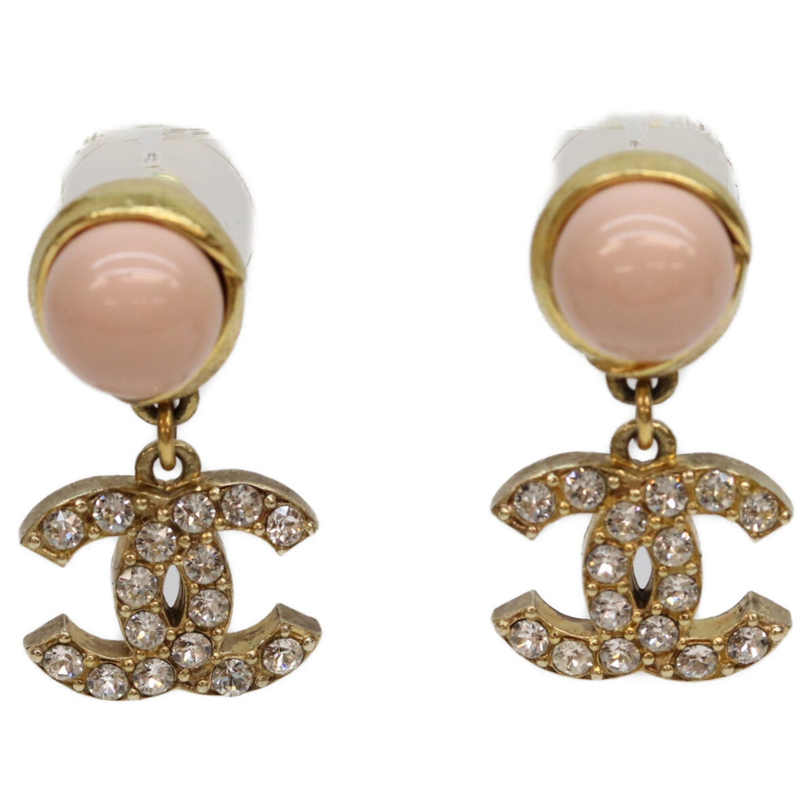 Stud Earrings Metal by Chanel: Stud Earrings Metal by Chanel Stud earrings by Chanel in gold and pink metal, measuring 14.00mm x 17.00mm. The earrings display traces of usage with minor scratches and dirt, but remain in good condit