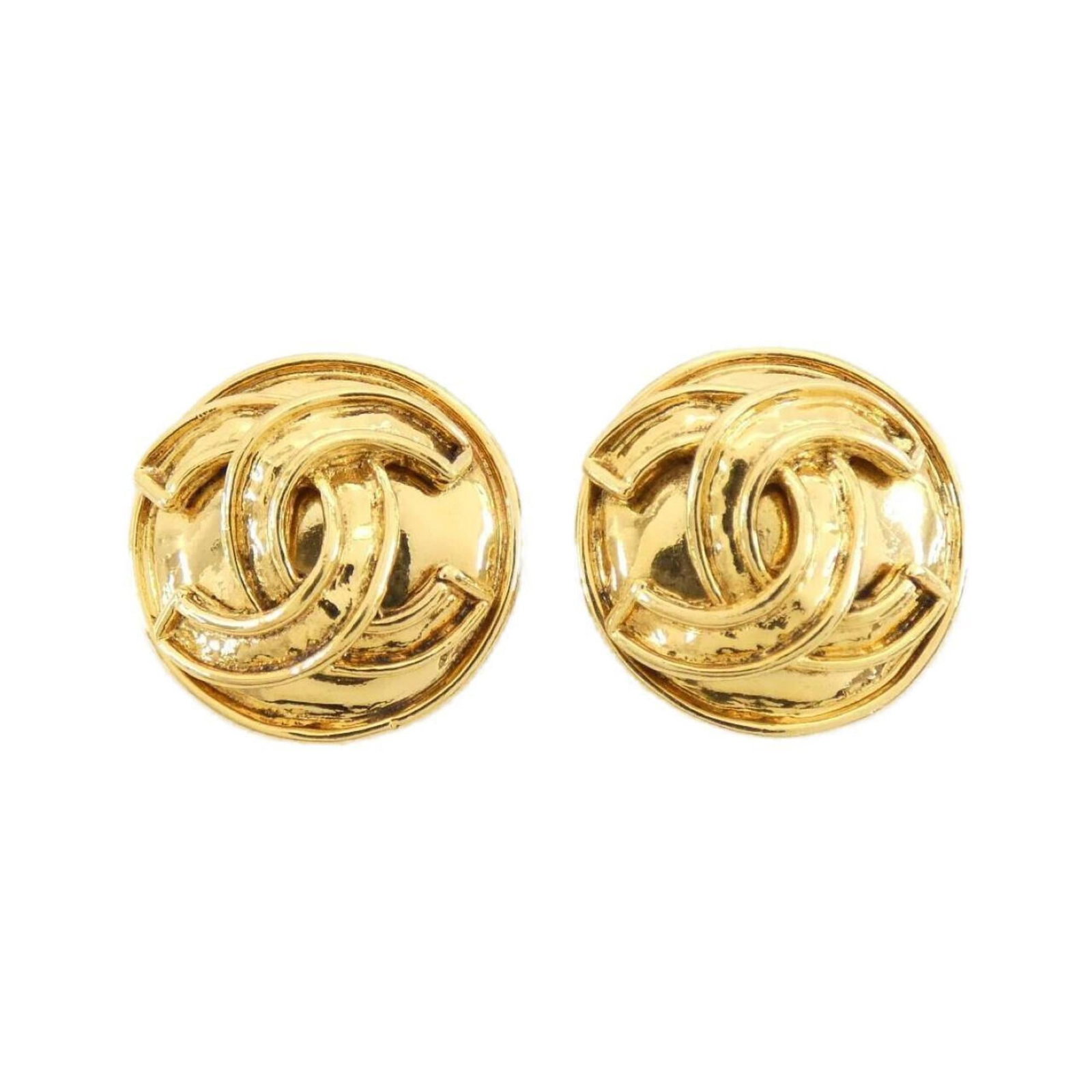 Chanel Clip Earrings: Chanel Clip Earrings 23.00mm x 23.00mm gold clip earrings from Chanel, featuring a few traces of usage and some minor scratches / dirt, still in very good condition. These classic earring designs show