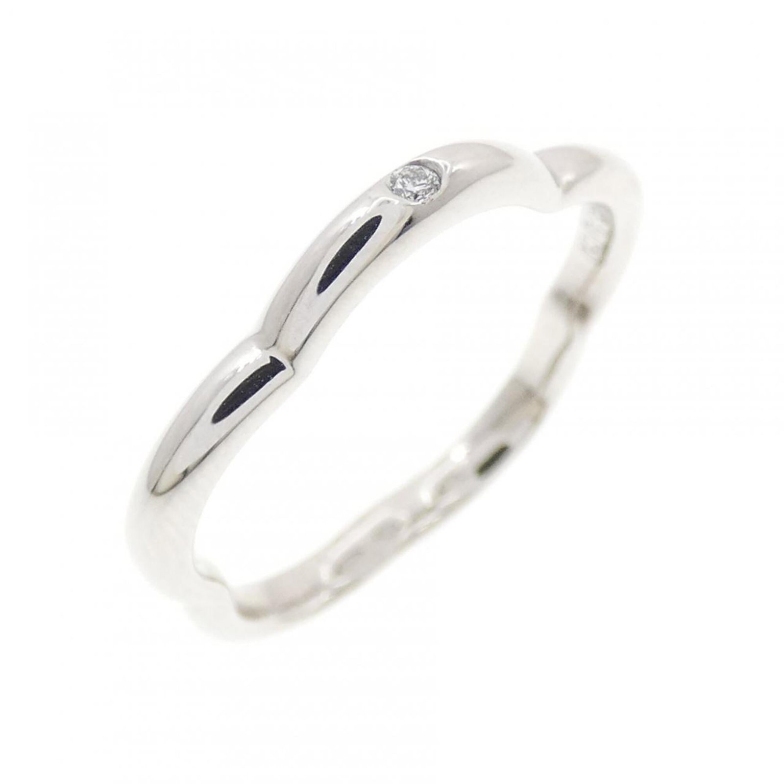 Chanel camellia ring: Chanel camellia ring Silver white gold Chanel camellia ring in excellent condition, with slight traces of usage and minor scratches. The ring's intricate design showcases the iconic Chanel camellia