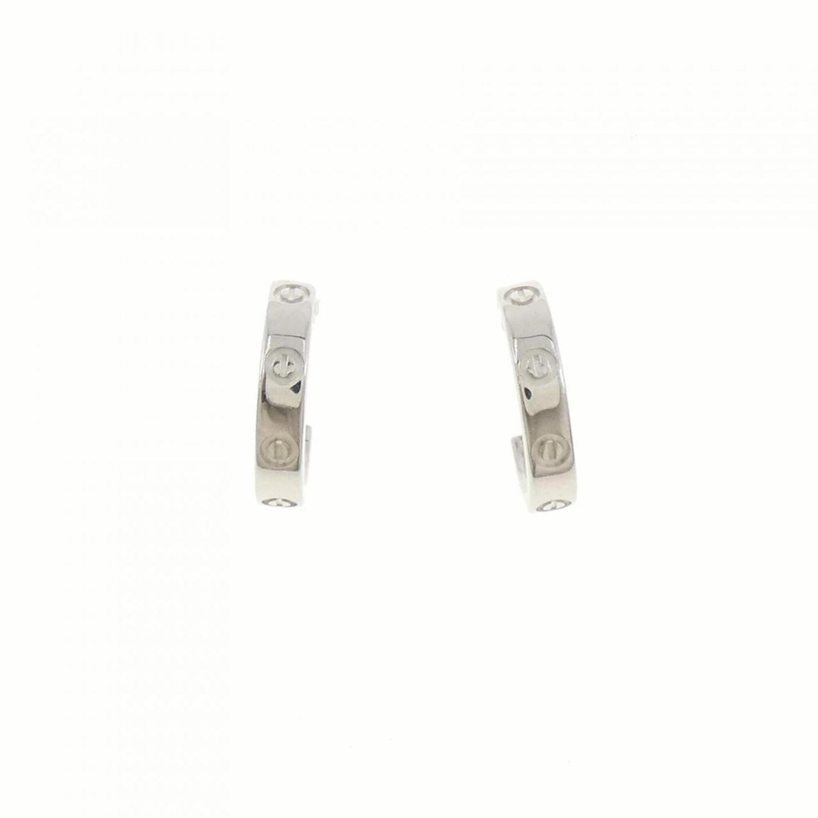STUD EARRINGS WHITE GOLD 18K CARTIER: STUD EARRINGS WHITE GOLD 18K CARTIER Used (very good) Cartier stud earrings in white gold 18K, bearing a signature. The earrings have a few traces of usage and some minor scratches/dirt, but overall r