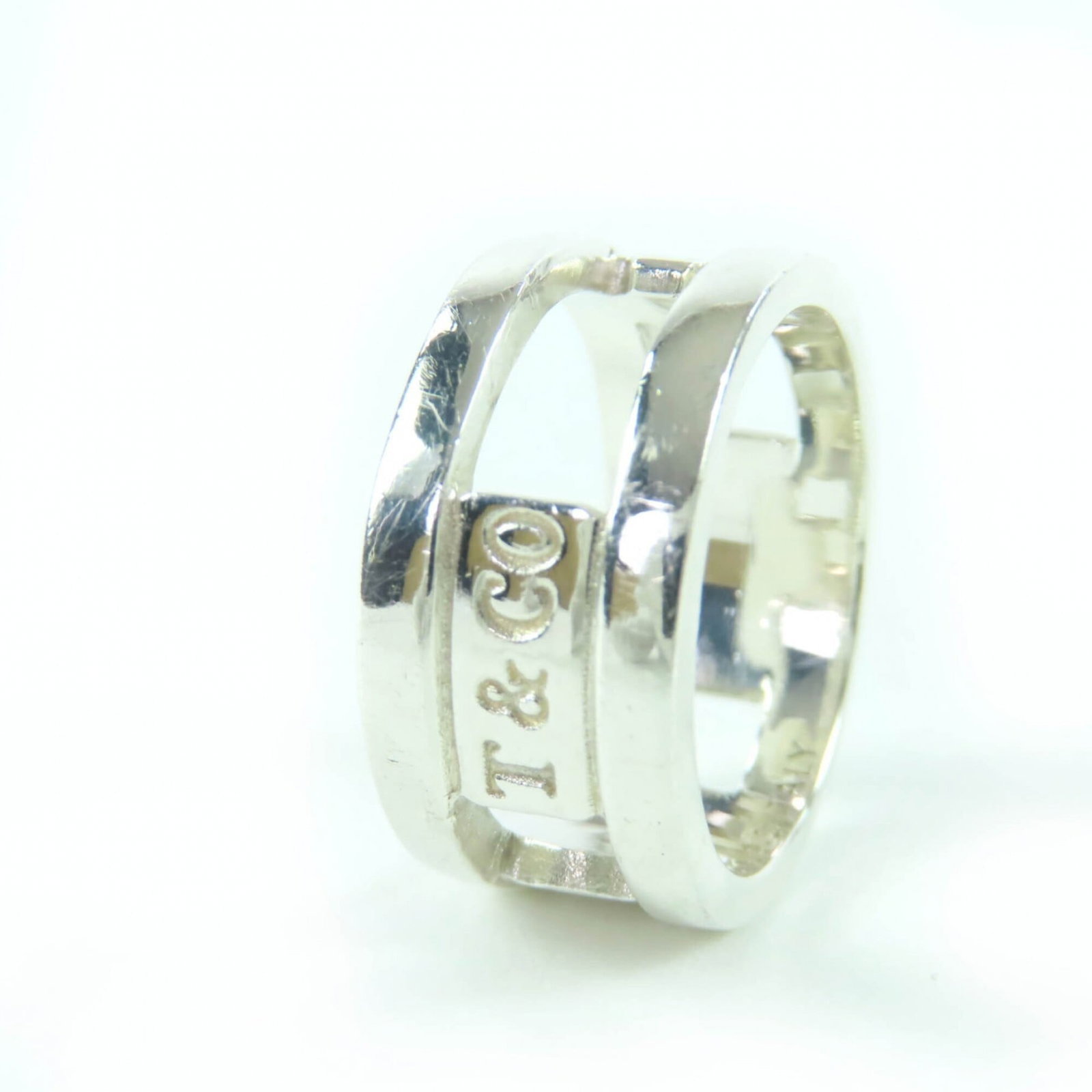 Tiffany Band Ring Silver 925: Tiffany Band Ring Silver 925 Silver 925 band ring from Tiffany, featuring a sleek and modern design. This used item is in mint condition, like new, with a US size of 6.5. The silver material provides 