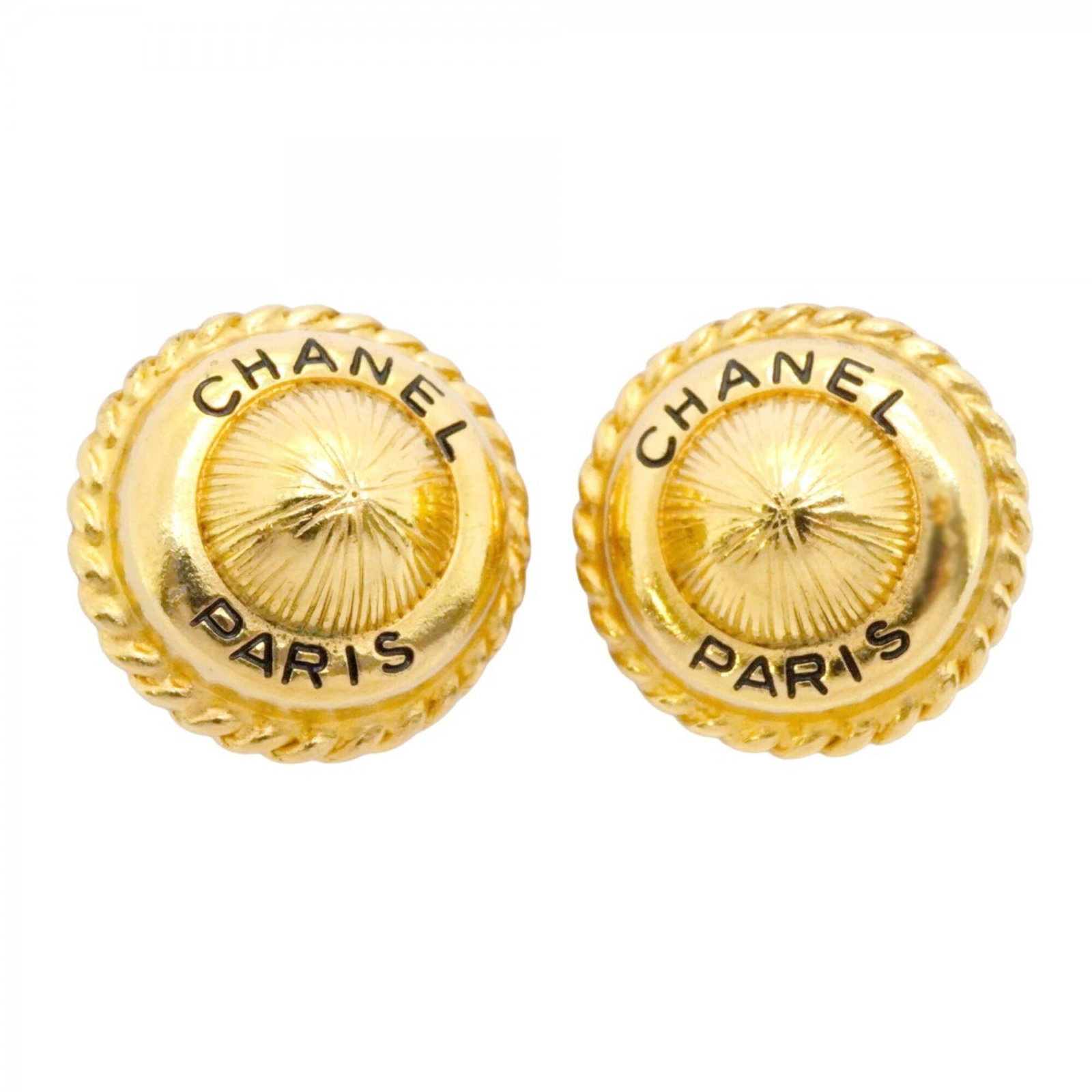 Clip earrings gold plating by Chanel: Clip earrings gold plating by Chanel Clip earrings in gold plating by Chanel, bearing traces of usage with minor scratches and dirt. The item measures 25.00mm x 25.10mm and has a gold color finish. Us