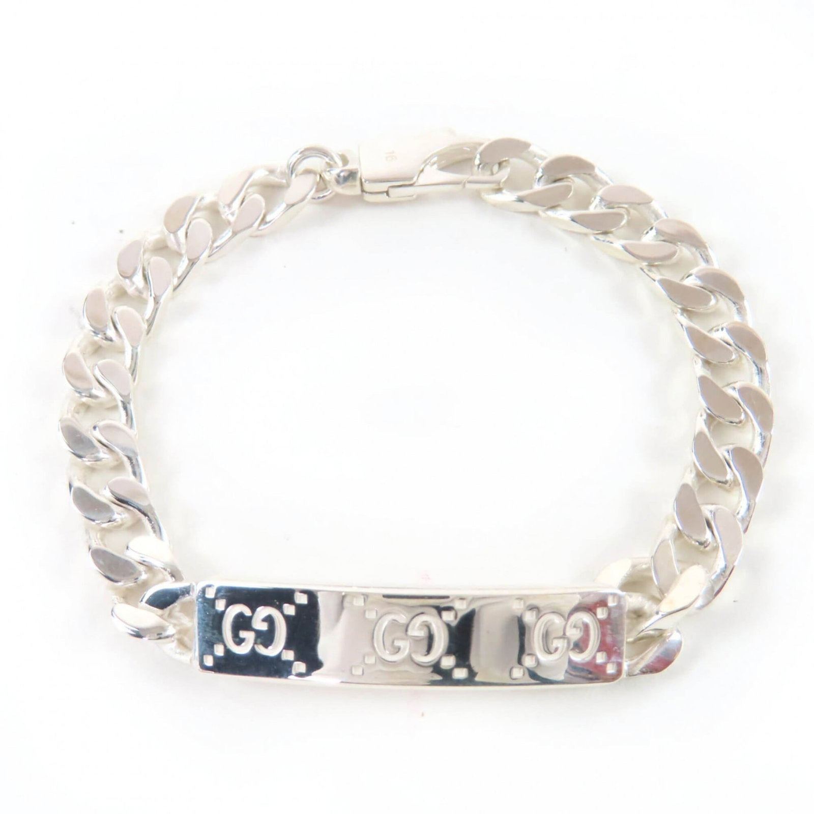 Gucci Charm Bracelet Silver 925: Gucci Charm Bracelet Silver 925 Silver 925 charm bracelet from Gucci, featuring a sleek and sophisticated design with subtle signs of use. The total length measures 16.5cm / 6.49'', showcasing the ele